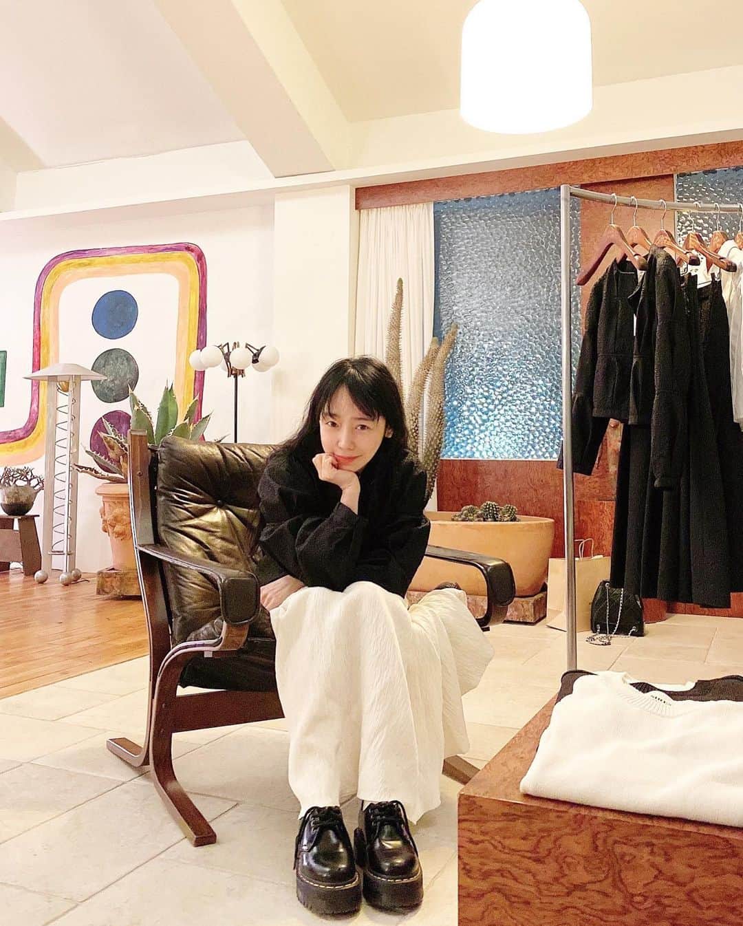 soy kimのインスタグラム：「부암동을 부암동답게 해주는 지연이가 런칭한 브랜드 @sirendogam  뭘 해도 멋있고 뭘 만들어도 감각있는 사람들이 가까이 있으면 심심할 틈이 없다.   축하해 @thejeekim ❤️ 정작 지연이 사진이 읎다..」