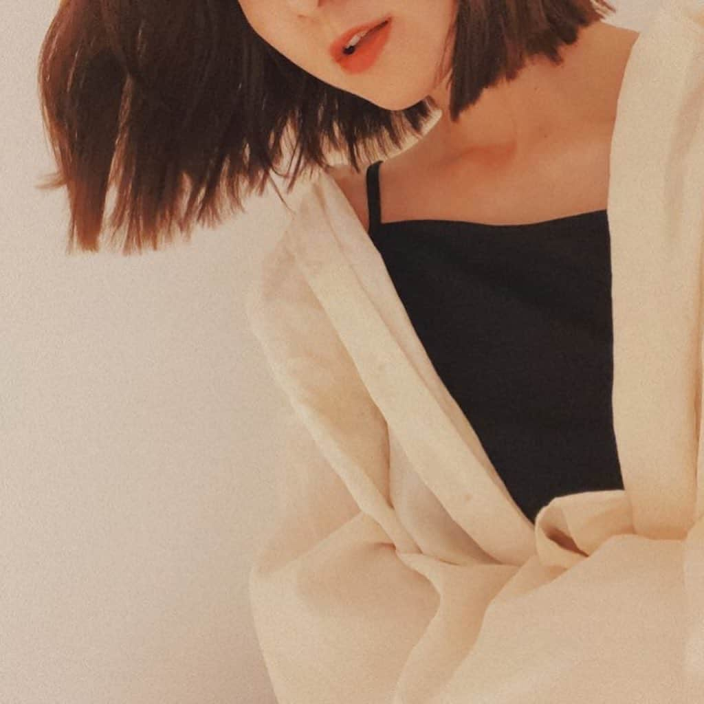 岡田ロビン翔子のインスタグラム：「💇‍♀️  ずっと 伸ばしてたけど ひさびさに バッサリと  やっぱり短い方が しっくりくるなー  うれしいたのしい  いまのきぶん  #ボブ」