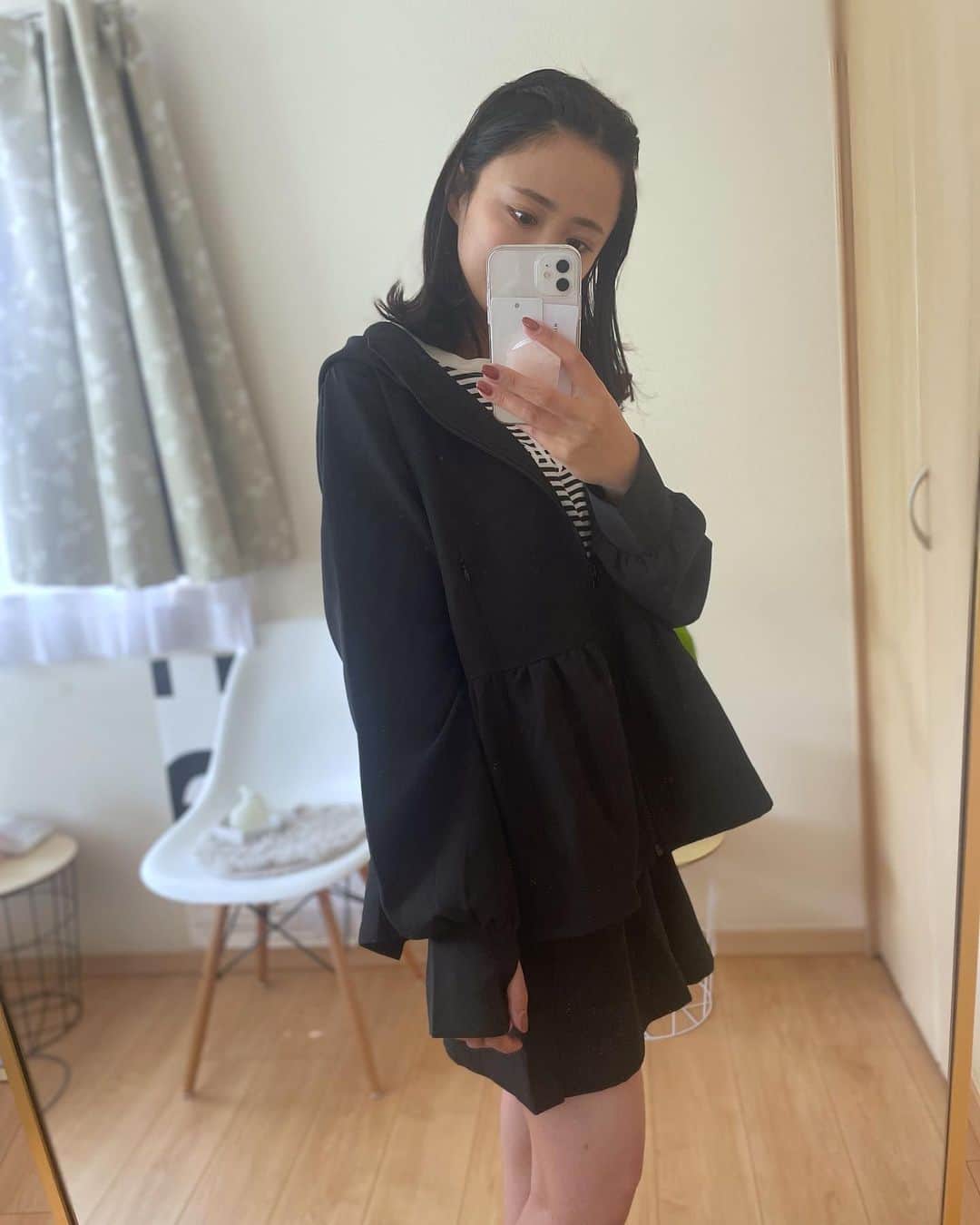千葉優子さんのインスタグラム写真 - (千葉優子Instagram)「＼この可愛いセットアップ、実は…／  . 水陸両用アイテムなの🥺❤︎ こんなに可愛いのに‼︎ 機能性も抜群なの‼︎  大好きな大好きな @pierrot_shop のアイテムだよ〜🥰 ✔︎水陸両用フレアフーディ ✔︎水陸両用フレアショートパンツ  紫外線対策もできるし 速乾、ストレッチと着やすさも抜群✌︎  何回も言うけど可愛いのよ、、 フーディは 切り返しからのボリュームが好きすぎる🥺❤︎ 2枚目、胸の横にメッシュのポケット。 指穴もあるから手の甲までしっかり守ってくれるよ😉  からのショートパンツは裾のフレアで 足が細見えするのよ、、 ウエストもフレアでインしても🙆‍♀️  BBQ、プールとかそういうところでも大活躍だけど 可愛すぎるから私は普段使いもしちゃう‼︎ 公園行く時とかありがたすぎる。  めっちゃ楽ちんだしね🤤  ちなみに中にのシャツも @pierrot_shop のだよん！ この前着回ししたアイテム❤︎  ぜひチェックしてみてね✔︎  #アンバサダー#pierrot#pierrot_shop#水陸両用#marvelousbypierrot #pr#ootd#大人コーデ#30代ファッション#アラサーファッション#30代コーデ#アラサーコーデ#ママコーデ#ママファッション#きれいめコーデ#きれいめカジュアル#カジュアルコーデ#mamagirl#ロカリ#locari#mineby3mootd#ponte_fashion#ルーファ#大人カジュアル#大人コーデ#大人ガーリーコーデ#大人カジュアル #夏コーデ#夏待ちコーデ#モノトーン#モノトーンコーデ#大人かわいい」4月25日 18時52分 - yuko_chiba1018
