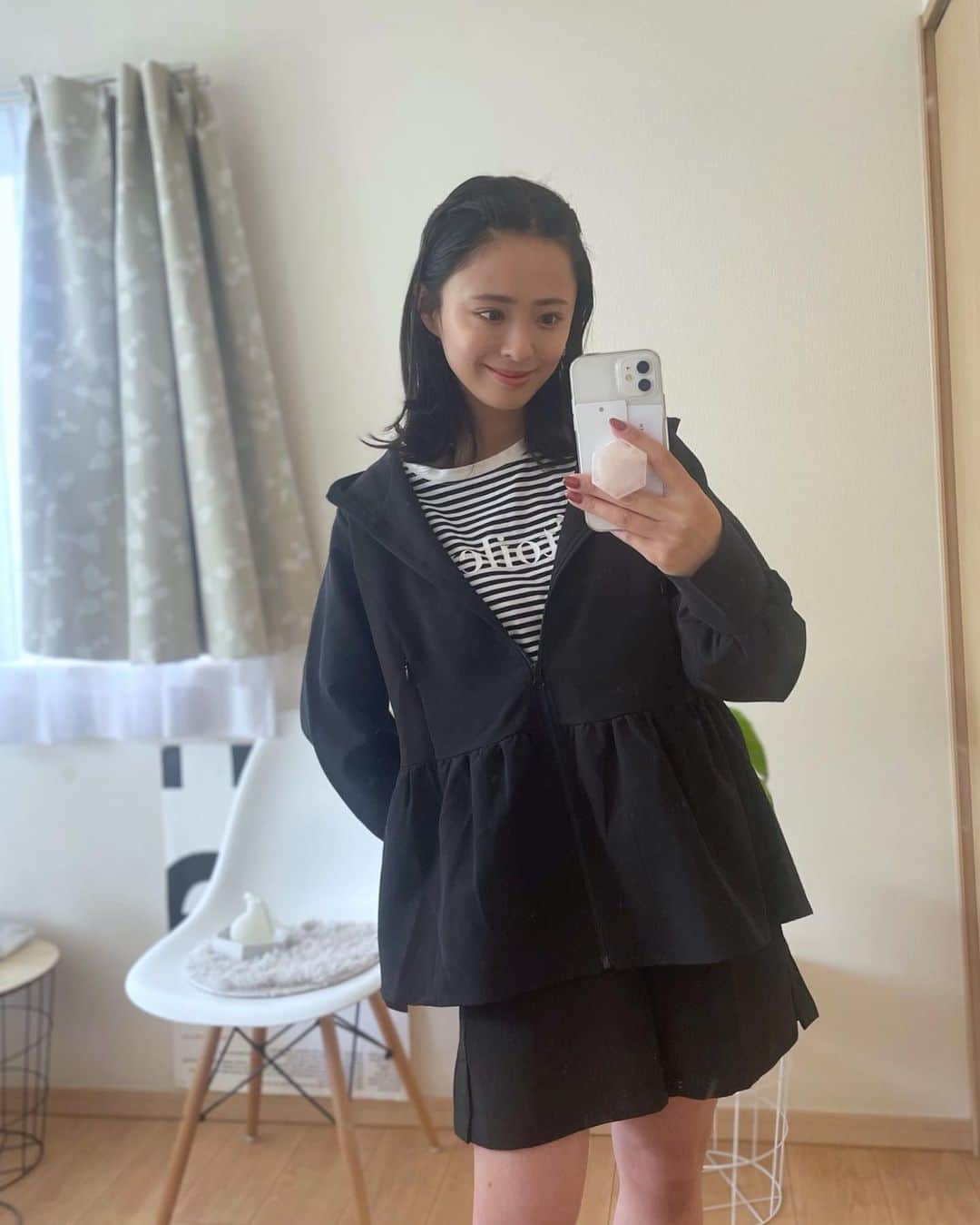 千葉優子さんのインスタグラム写真 - (千葉優子Instagram)「＼この可愛いセットアップ、実は…／  . 水陸両用アイテムなの🥺❤︎ こんなに可愛いのに‼︎ 機能性も抜群なの‼︎  大好きな大好きな @pierrot_shop のアイテムだよ〜🥰 ✔︎水陸両用フレアフーディ ✔︎水陸両用フレアショートパンツ  紫外線対策もできるし 速乾、ストレッチと着やすさも抜群✌︎  何回も言うけど可愛いのよ、、 フーディは 切り返しからのボリュームが好きすぎる🥺❤︎ 2枚目、胸の横にメッシュのポケット。 指穴もあるから手の甲までしっかり守ってくれるよ😉  からのショートパンツは裾のフレアで 足が細見えするのよ、、 ウエストもフレアでインしても🙆‍♀️  BBQ、プールとかそういうところでも大活躍だけど 可愛すぎるから私は普段使いもしちゃう‼︎ 公園行く時とかありがたすぎる。  めっちゃ楽ちんだしね🤤  ちなみに中にのシャツも @pierrot_shop のだよん！ この前着回ししたアイテム❤︎  ぜひチェックしてみてね✔︎  #アンバサダー#pierrot#pierrot_shop#水陸両用#marvelousbypierrot #pr#ootd#大人コーデ#30代ファッション#アラサーファッション#30代コーデ#アラサーコーデ#ママコーデ#ママファッション#きれいめコーデ#きれいめカジュアル#カジュアルコーデ#mamagirl#ロカリ#locari#mineby3mootd#ponte_fashion#ルーファ#大人カジュアル#大人コーデ#大人ガーリーコーデ#大人カジュアル #夏コーデ#夏待ちコーデ#モノトーン#モノトーンコーデ#大人かわいい」4月25日 18時52分 - yuko_chiba1018