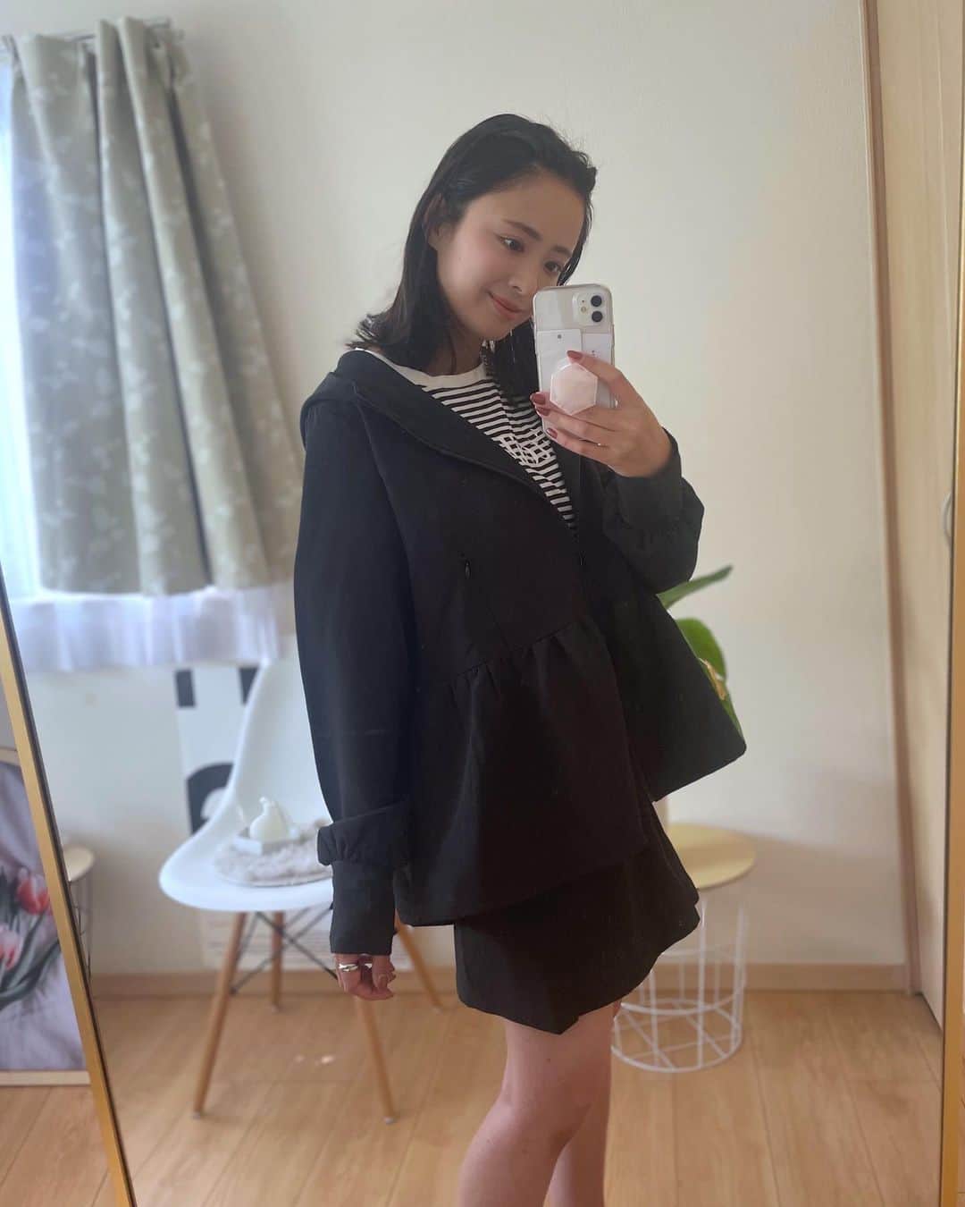千葉優子さんのインスタグラム写真 - (千葉優子Instagram)「＼この可愛いセットアップ、実は…／  . 水陸両用アイテムなの🥺❤︎ こんなに可愛いのに‼︎ 機能性も抜群なの‼︎  大好きな大好きな @pierrot_shop のアイテムだよ〜🥰 ✔︎水陸両用フレアフーディ ✔︎水陸両用フレアショートパンツ  紫外線対策もできるし 速乾、ストレッチと着やすさも抜群✌︎  何回も言うけど可愛いのよ、、 フーディは 切り返しからのボリュームが好きすぎる🥺❤︎ 2枚目、胸の横にメッシュのポケット。 指穴もあるから手の甲までしっかり守ってくれるよ😉  からのショートパンツは裾のフレアで 足が細見えするのよ、、 ウエストもフレアでインしても🙆‍♀️  BBQ、プールとかそういうところでも大活躍だけど 可愛すぎるから私は普段使いもしちゃう‼︎ 公園行く時とかありがたすぎる。  めっちゃ楽ちんだしね🤤  ちなみに中にのシャツも @pierrot_shop のだよん！ この前着回ししたアイテム❤︎  ぜひチェックしてみてね✔︎  #アンバサダー#pierrot#pierrot_shop#水陸両用#marvelousbypierrot #pr#ootd#大人コーデ#30代ファッション#アラサーファッション#30代コーデ#アラサーコーデ#ママコーデ#ママファッション#きれいめコーデ#きれいめカジュアル#カジュアルコーデ#mamagirl#ロカリ#locari#mineby3mootd#ponte_fashion#ルーファ#大人カジュアル#大人コーデ#大人ガーリーコーデ#大人カジュアル #夏コーデ#夏待ちコーデ#モノトーン#モノトーンコーデ#大人かわいい」4月25日 18時52分 - yuko_chiba1018