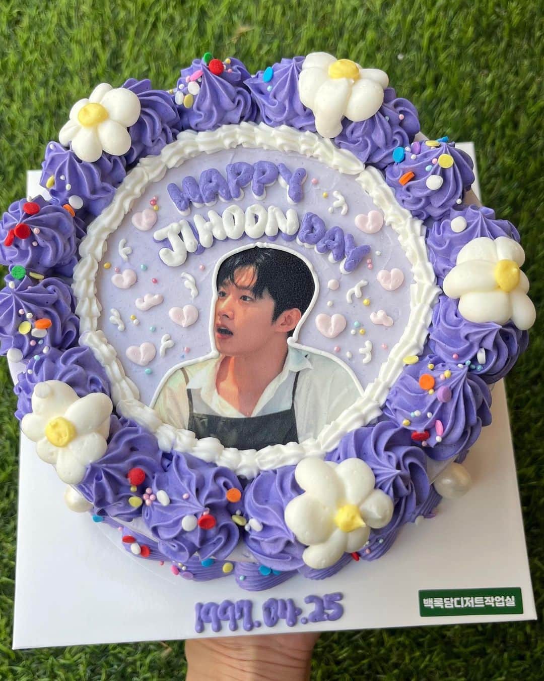 ソ・ジフンのインスタグラム：「올해도... 행복할 수 밖에 없네요 😊 축하해주신 모든 분들 너무 감사합니다.  더 좋은 모습으로 보답할게요 🖤」