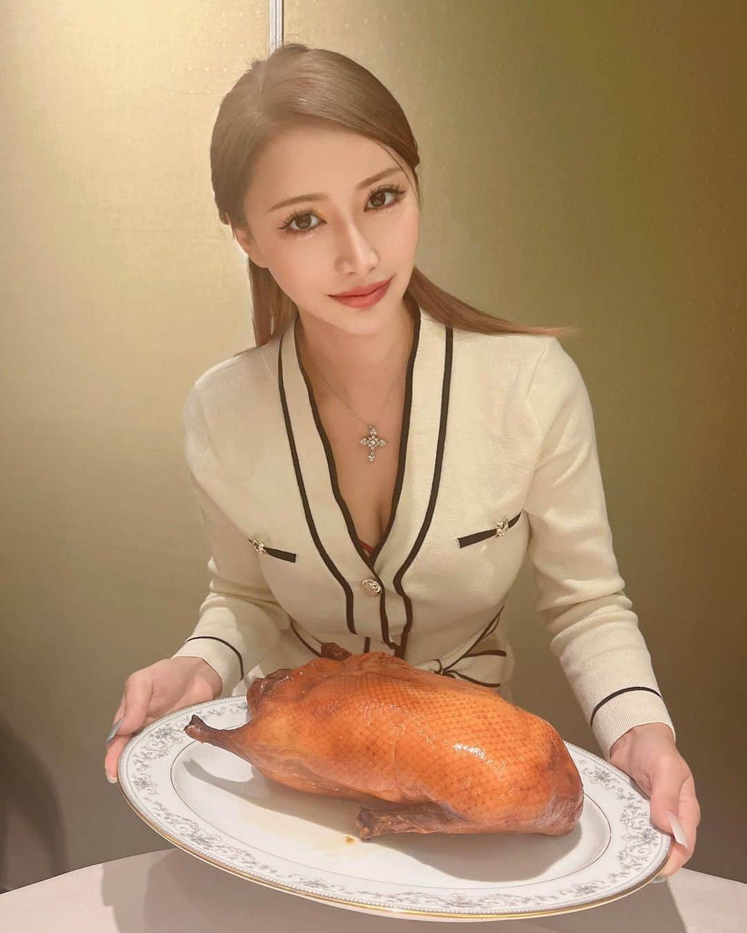 Chikoのインスタグラム：「休日ご飯に中国飯店🐲👲🏮 安定に美味しかった🩵 . 店員さんの様に 北京ダック持ってみたよ🤣🩵 . . #中国飯店 #中華 #japanesegirl #中華料理 #三田 #フカヒレスープ #北京ダック #キャビア #蟹味噌 #アスパラマヨ #麻婆豆腐」