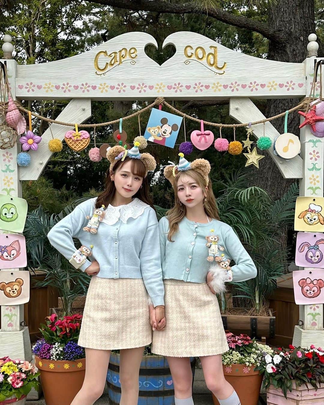 のインスタグラム：「🧸🎉 . ダッフィー＆フレンズの フロム・オール・オブ・アス💠 . ダッフィの可愛いグッズシリーズ🧸🎉 フォトブースも可愛いすぎたっ💙 . ひなひちゃんとお揃い風コーデで🎀 . トップス @romanticholiday_official  スカート @__treat.urself__  ソックス @prada バッグ @silly.by.media #えりんこセレクト シューズ @shoesincloset_official  . #えりんこディズニー #ダッフィー #ダッフィーコーデ  #ディズニー #ディズニーシー #ディズニーコーデ #disney #disneysea #お揃いコーデ #ディズニーフード #ディズニーカチューシャ」