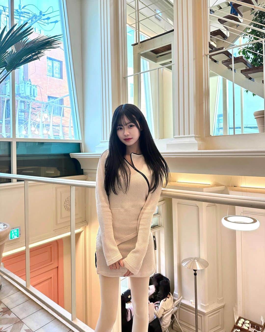 のインスタグラム：「ストレートか巻き髪どっちが好き？」