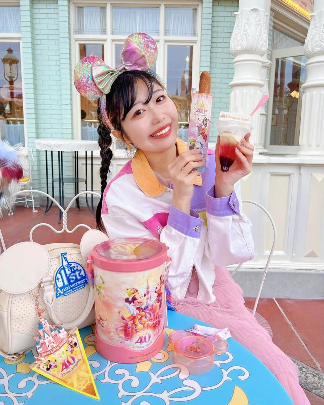 中島奈津希のインスタグラム：「🍦🩷🌈 ⁡ ⁡ ⁡ ⁡ GWにインする方は もう何食べるか決まった？？🫢💕 ⁡ ⁡ ⁡ ⁡ ⁡ まだ紹介してなかった #東京ディズニーリゾート40周年  スペシャルメニュー🍦🌈 ⁡ ⁡ ☑︎スペシャルサンデー(¥780) 📍#アイスクリームコーン  ⁡ ☑︎ティポトルタ(チョコレート&オレンジ)¥500 📍#ビレッジペイストリー  📍#トロピックアルズ　 ⁡ ⁡ ⁡ ⁡ ⁡ 少し寒くても食べたくなる #スペシャルサンデー 🍦🌈笑 クリアの容器で層が綺麗に見えるし 暑くて溶けても自分のペースで食べられるのが嬉しい♡ 私たちが行った時はすぐに買えたけど 暑いは行列できるし特に人気なので 早めに買うことをお勧めします！ ⁡ #ティポトルタ はしっかり甘くて食べ応えがある🍊🍫 40周年パッケージだからこれもぜひ食べてみてね🪄✨ ⁡ ⁡ ⁡ ⁡ ⁡ あ！あと少しでインスタライブだ🥹💕 絶賛鼻炎中だけど笑 久々の姉妹インスタライブ楽しみにしてるよ👭🩷🩷 ⁡ ☁️☁️☁️☁️☁️☁️☁️☁️☁️☁️☁️☁️☁️ @nakajimasisters_jp ←#中島姉妹 ディズニーまとめ👭 #disneysisters_jp ←中島姉妹アカウント👭 #東京ディズニーランド  #dreamgoround #ドリームゴーラウンド」