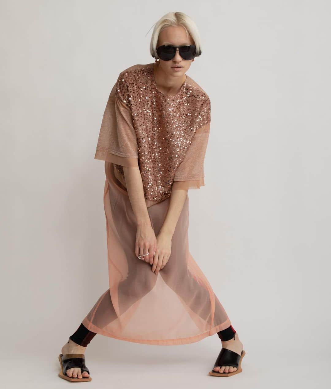 AULA AILAのインスタグラム：「【2023 HIGH SUMMER COLLECTION】  2WAY METALLIC T-SHIRT COLOR PINK SIZE 0 ¥16,500  メタリックスパンコール生地と、ラメジャージー生地の前後どちらでも着用できる、2WAYのTシャツ。  肩にチュールスリット、袖口と裾もチュールで切り替えております。 オーバーサイズの長すぎない丈のTシャツは、タイトなボトムにもボリュームのあるボトムにも、バランスよく合わせやすいアイテム。  ✔️AULA AILA OFFICIAL WEB STOREにて HIGH SUMMER COLLECTIONアイテム展開中！」