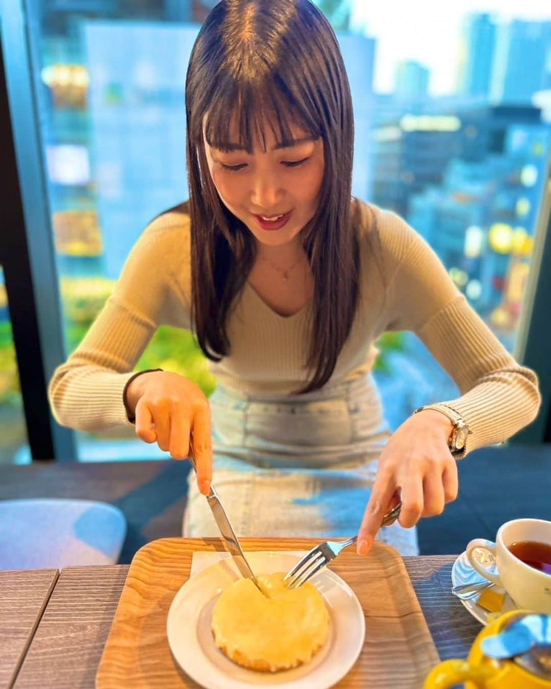 高橋沙織さんのインスタグラム写真 - (高橋沙織Instagram)「神戸っ子にはお馴染みのとろ〜りトロけるチーズケーキが有名な観音屋さんがグランフロントにできたということで行ってきました^ ^  観音屋さんのチーズケーキ久しぶりに食べたけど、ほんと、他にはない味わい。 とろ〜り溶けたチーズの塩気と甘いスポンジケーキが魅惑のハーモニー♪ 大阪駅にも前から売ってるけど、意外と神戸っ子にしかあまり知られていないことにびっくりしました！  ロケーションも抜群。 お気に入りカフェができた〜☕️  #観音屋 #チーズケーキ #至福の時 #アルミカンさおりん #グランフロント大阪  #大阪カフェ #大阪」4月25日 18時56分 - arumikan_saorin