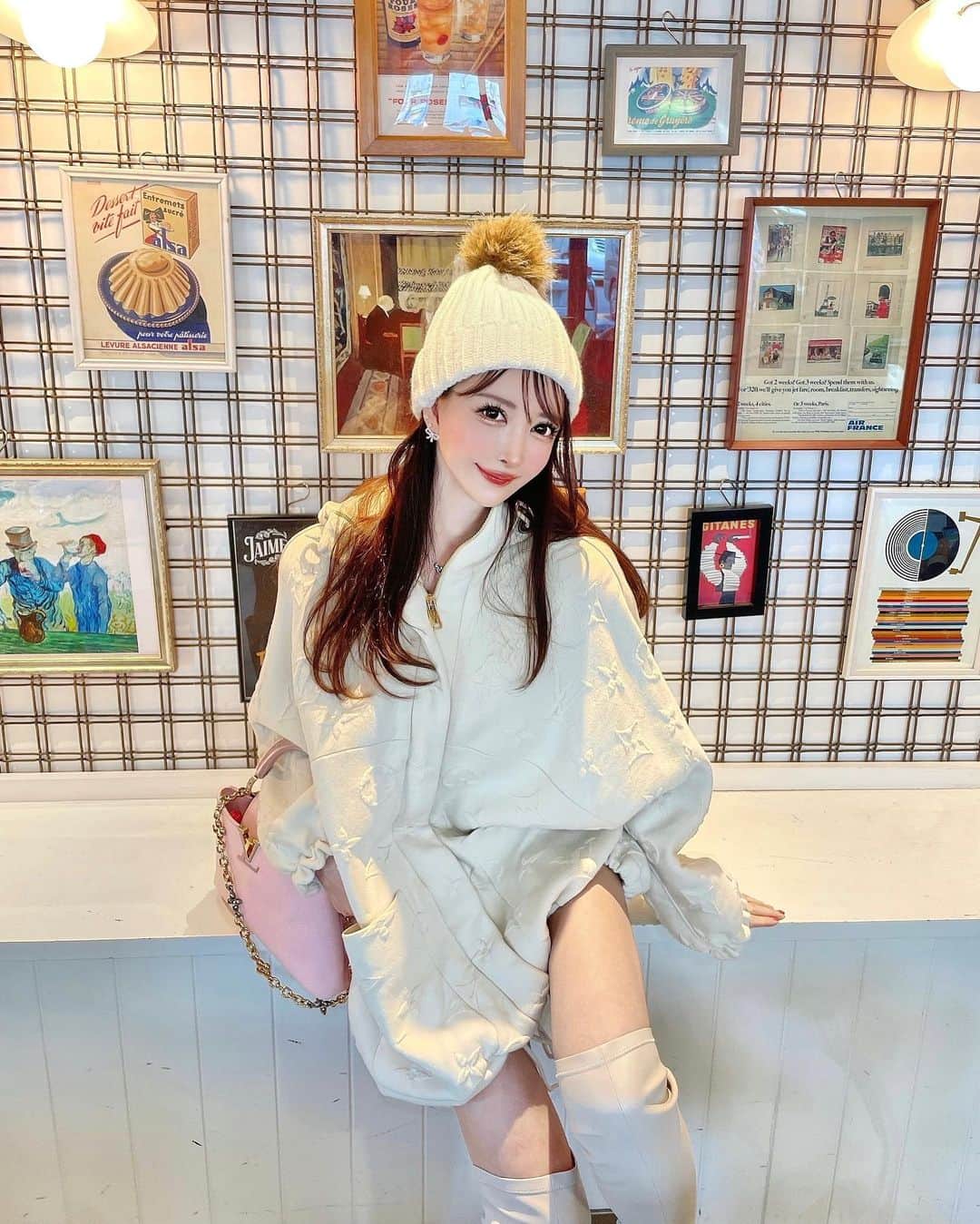 蘭子さんのインスタグラム写真 - (蘭子Instagram)「寒すぎて冬に逆戻りしてるから3ヶ月前の写真☀️笑 このヴィトンのぽわんってした形が好きすぎてまた着れるの嬉しい👗 . 可愛いカフェは六本木のカフェJAIME☕️ ポップコーンラテ美味しかった🍿 . 東京は今夜、夜中から明日1日雨だから傘を忘れずに☔️ 皆風邪引かないようにね🥲 . . . 👗 @louisvuitton  📍 @jaime_cafe.et.bar  . #六本木カフェ#六本木ランチ#六本木スイーツ #表参道カフェ#表参道ランチ#表参道グルメ#カフェ巡り#カフェ巡り東京#カフェ好きな人と繋がりたい#カフェ部#東京カフェ#東京カフェ巡り#映えスポット#映えカフェ#映えスイーツ#渋谷カフェ #アフタヌーンティ#東京アフタヌーンティー #カフェ飯#カフェ活 #渋谷ランチ #カフェランチ #東京グルメ #カフェスタグラム #グルメ#グルメ好きな人と繋がりたい #グルメスタグラム #グルメ女子 #グルメ部　#港区グルメ」4月25日 18時56分 - xx_ranko_xx