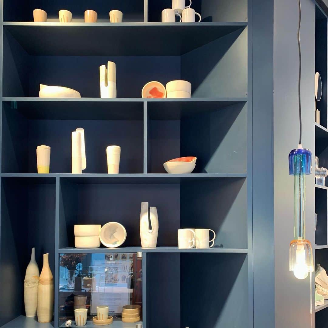 のインスタグラム：「Spotted in our Pyramides store…  Ces pièces uniques, confectionnées à la main par Caroline Esteban, vous attendent uniquement dans notre boutique située rue des Pyramides ou très prochainement sur Bensimon.com !  #Bensimon #Bensimonloves #theartof #ceramique #artdelatable #homedecor #artistedumois」