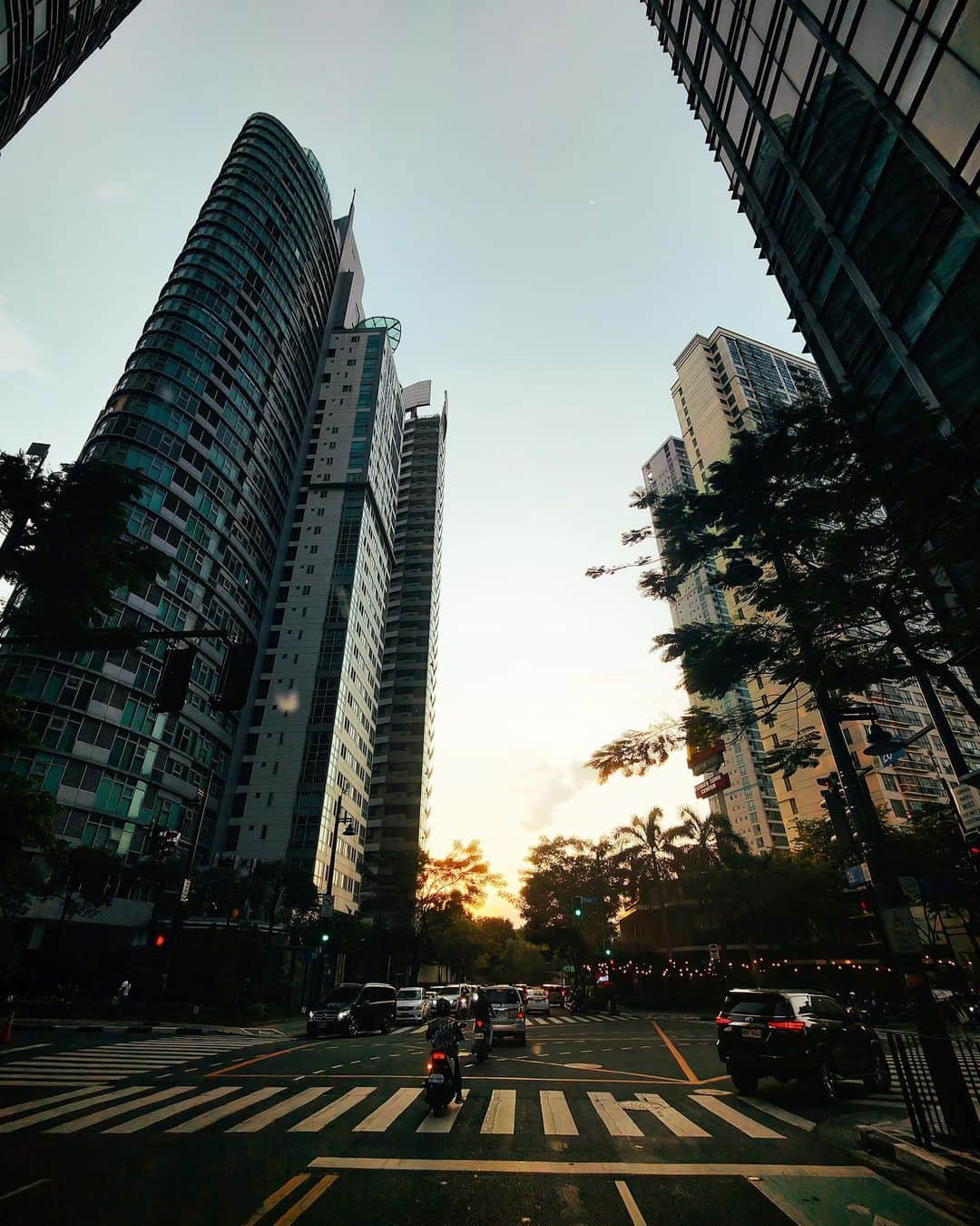 ベア・アロンゾのインスタグラム：「Stunning sunset in the city 🌆」