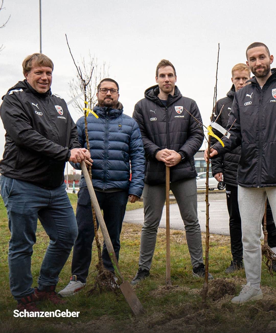 FCインゴルシュタット04のインスタグラム：「Anlässlich zum Tag des Baumes hat die Schanzer Familie in den vergangenen Tagen auf den Grünflächen rund um den Audi Sportpark Apfelbäume gepflanzt, die in den nächsten Jahren die ersten Früchte tragen sollen. 🍎🌳 Auch Spieler unserer Profimannschaft ließen es sich nicht nehmen, uns vor dem Training zu unterstützen. ⚫️🔴 . . #SchanzenGeber #SchanzenGeberSpieltag #Schanzer #einfachwiederschanzer #schanzerdassindwir #Schanzerfürimmer #Schanzer #Ingolstadt #FCI #FCIngolstadt #soccer #fussball #football #futbol #Liga3 #3Liga」