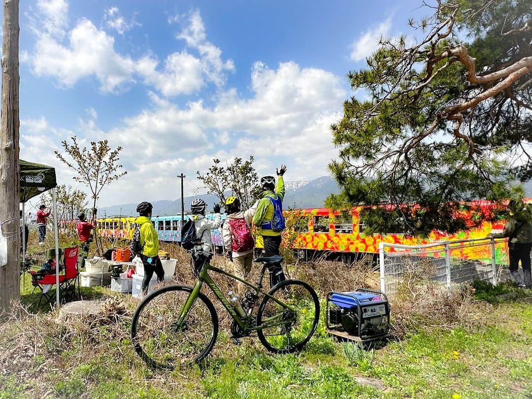 やまがた長井観光局のインスタグラム：「ガイドと行く自転車ポタリングツアー ２コースを開催しました🚲  4月22日　国鉄長井線の歴史と桜巡り『山形鉄道 全線開通100周年コラボ』 4月23日　川のみなとまち・桜巡り  やや肌寒い風が吹く2日間でしたが、日差しを浴びながら自転車をこいで行くとポカポカと温まってくるサイクリング日和でした。  『ガイドと行く自転車ポタリングツアー2023』は 来月５月から１０月まで毎月１回、置賜地域の様々な市町をサイクルガイドと一緒に巡って行きます。 ぜひ一緒にサイクリングに出かけましょう♪  🔽申込・詳細🔽 ［やまがたアルカディア観光局］で検索🔍 右上の「ARCADIA'S SHOP」より 「ガイドと行く自転車ポタリングツアー2023【レンタサイクル付】」をクリック👈  #山形 #おきたま #長井市 #長井旅 #ながいたび #東洋のアルカディア #やまがたアルカディア観光局 #サイクリング #サイクリング日和 #サイクリング女子 #ポタリング #ポタリング日和 #ポタリングご飯 #自転車旅 #自転車観光 #山形ポタリング #山形サイクリングロード #山形ポタリング #山形ポタリング倶楽部 #山形県サイクルツーリズム」