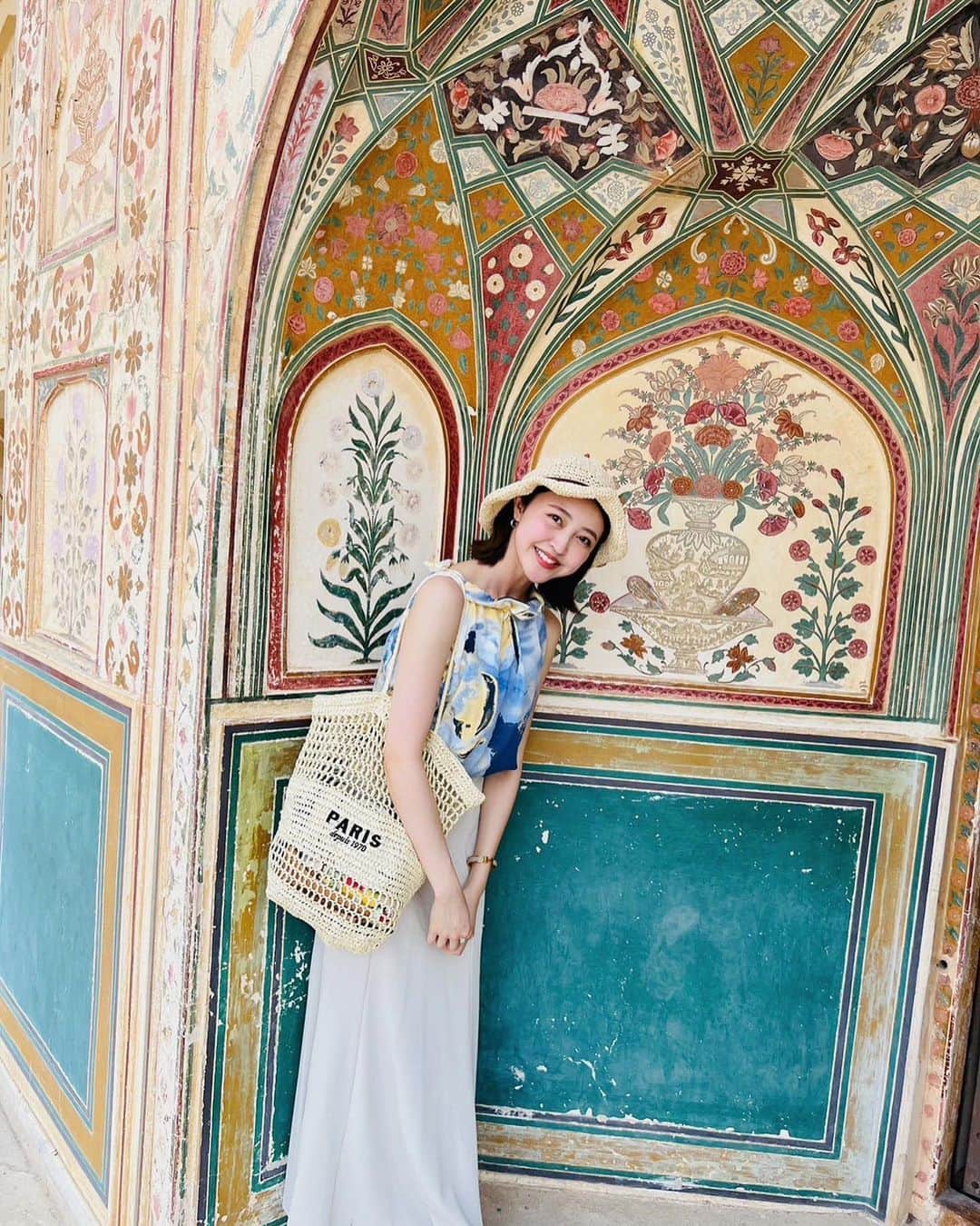 柳田菜月のインスタグラム：「ジャイプール2日目コーデ🏰 . tops : タイで購入 skirt : #coca  そのほかは1日目と同じ！ プチプラコーデだけど、 柄があるだけでやっぱり映える🤍 . #旅行コーデ  #ジャイプール投稿終わり #ジャイプール #インド旅行  #ファッション #プチプラコーデ  #travel #jaipur #india」