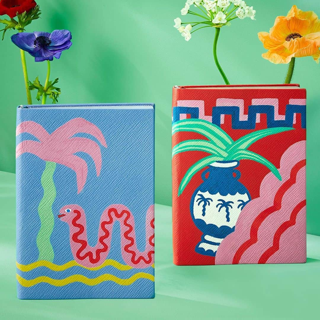 スマイソンさんのインスタグラム写真 - (スマイソンInstagram)「In collaboration with @lizzie_kingdom, our Soho Notebooks are awash with Lizzie King's characterful illustrations just in time for summer.   A homage to tropical holidays and cartoons she grew up watching, Lizzie's signature style is hand-painted onto our Nile Blue and Scarlet Red leather in two limited-edition designs.」4月25日 17時33分 - smythson