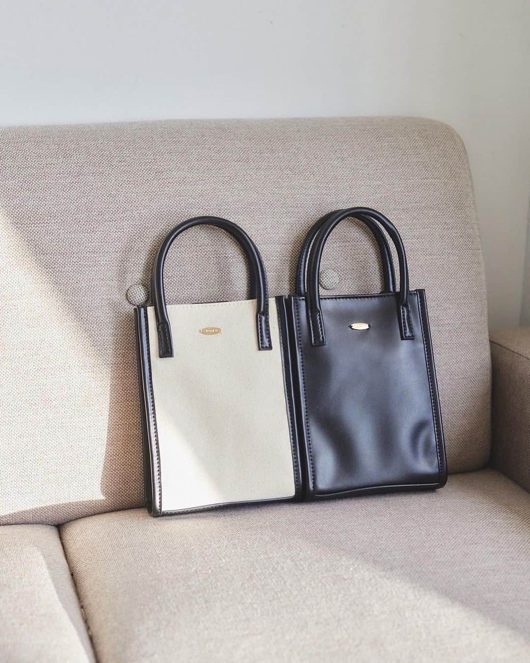Vannie Officialのインスタグラム：「【 5.3 NEW ARRIVAL 】  オールシーズン使える定番ミニバッグが登場✨  ダブルポケット×マチありで予想より容量のあるサイズ。  どんなコーデにも溶け込むブラックと、 キャンバス×ブラックレザーの配色が魅力の その他のカラーでご用意◎  🏷️ ポシェットミニショルダーバッグ black | other / ¥3960（tax in）  ▶︎ 5/3 19:00 release…  #vannie_u #ヴァニーユー #ZOZOでしか買えない」