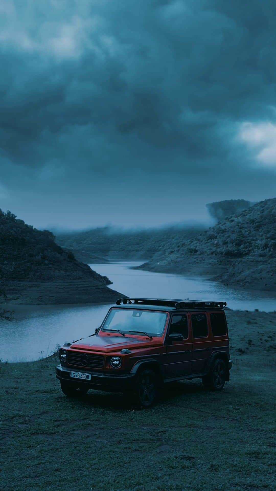 Mercedes-Benz Thailandのインスタグラム：「ปลดปล่อยจิตวิญญาณของนักสำรวจ แล้วออกมาเผชิญเส้นทางยามค่ำคืนที่แสนท้าทายไปกับ G-Class   *อุปกรณ์บางส่วนในภาพอาจแตกต่างจากที่จำหน่ายจริง โปรดตรวจสอบรายการอุปกรณ์ของรถยนต์แต่ละรุ่นที่ผู้จำหน่ายฯ อย่างเป็นทางการทั่วประเทศ​​  #StrongerThanTime #GClass #LegendaryRides #MercedesBenz #MercedesBenzThailand」