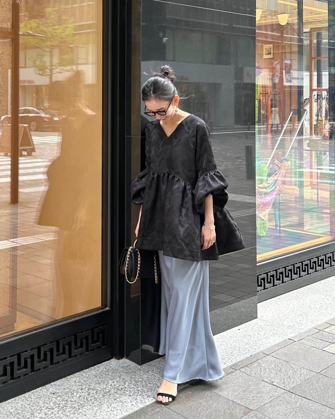 鈴木詩織のインスタグラム：「まもなくmeriコラボチュニック第二弾が発売となります🤍✨  前回有難いことにご好評頂いたチュニックのシルエットは全く変えずに、生地だけ変更して春夏ver.で作らせて頂きました🙇🏻‍♀️ ジャガード生地の羽柄になっています🕊  前回同様、シワに本当にならないのでスーツケースに入れて持ち運んでも全然大丈夫です🫶🏻 GWで旅行に行かれる方がいらっしゃったら、是非お着替え用のお洋服として✨  合わせるボトムスによって、カジュアルにもきちんと感にもなるこだわりのチュニックなので幅広く着ていただけると思います😌 ヒップも隠れるので体型カバーや妊婦さんも着て頂けますし、出産後の授乳の際にささっと着るチュニックとしても最適かと🫶🏻  長々と書いてしまいましたが、もしご購入してくださる方が気に入ってもらえると嬉しいです💗  @meri.onlinestore コラボチュニック 本日4/25(火)20:00〜発売開始です🛒  ⁡  #shiorin_styling#meri#ミーリー#チュニック#チュニックコーデ#チュニックブラウス#ミリコのミリ活」