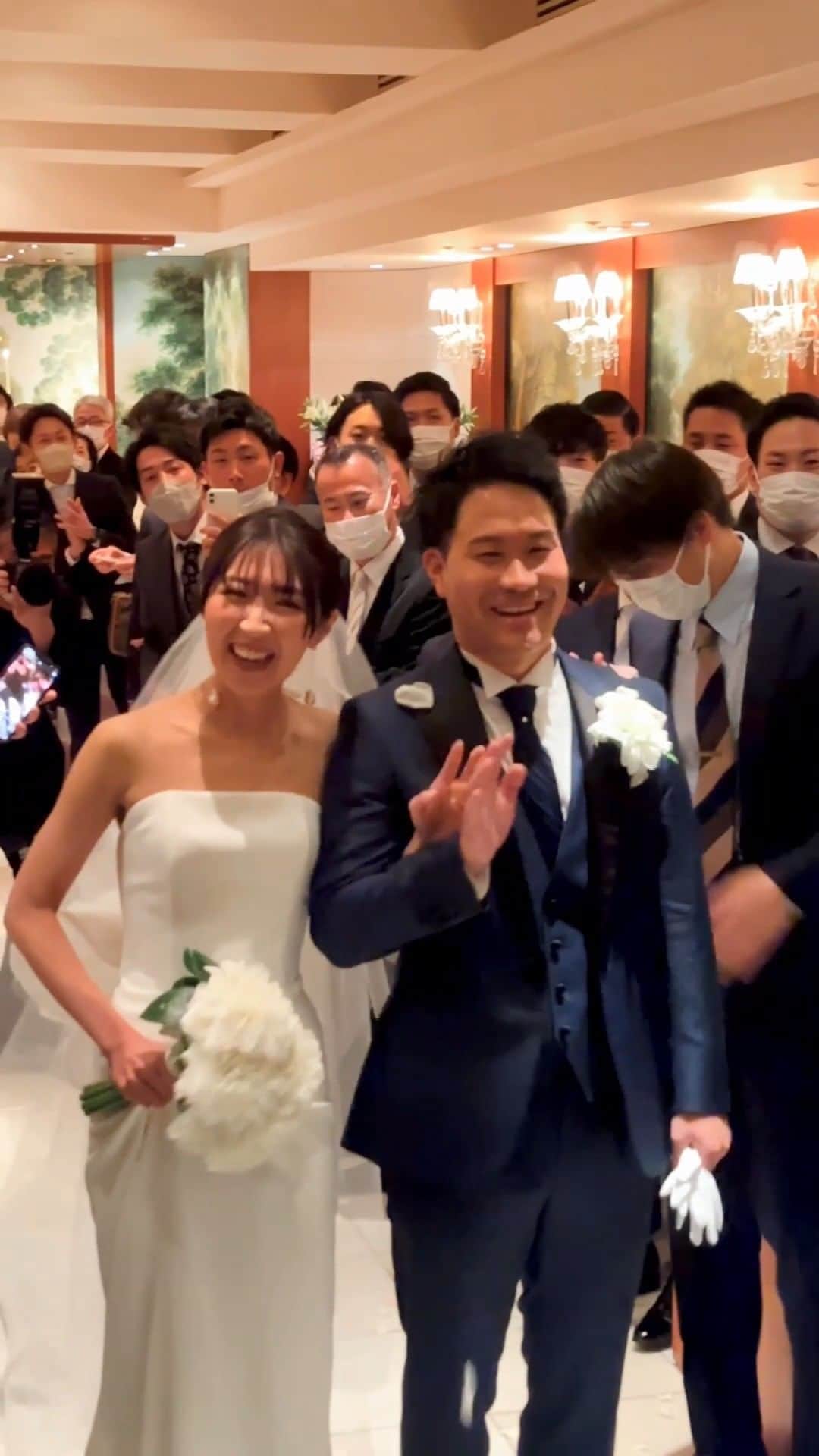 のインスタグラム：「Weddings at Park Hyatt Tokyo are designed to reflect your style and a memorable bespoke occasion for the couple, family, and friends. Our chapel, decorated with white marble flooring, nature-inspired wall murals, and a solid silver candelabra, brings beauty and elegance to your wedding day. May today mark the start of a long and prosperous journey together.  唯一無二のスタイルで最高のウエディングを。新郎新婦おふたりをはじめ、ご家族やご列席ゲストにとっても、かけがえのないセレモニーの舞台となるチャペルは、マホガニーの重厚感に深い森の緑とバージンロードに配された大理石の白が映える聖なる空間です。大切な方々からの温かな祝福につつまれて、永遠の愛を誓って。  Share your own images with us by tagging @parkhyatttokyo  ————————————————————— #parkhyatttokyo #parkhyatt #hyatt #luxuryispersonal #parkhyatttokyowedding #wedding #weddingchapel #chapel #chapelceremony #weddingceremony #timelesslove  #パークハイアット東京 #パークハイアット東京ウエディング #ウエディング #結婚式 #ウエディングチャペル #チャペルセレモニー #挙式 #パークの花嫁 @parkhyatttokyowedding  @geometricgreen_wedding  @yuji_kobayashi_」