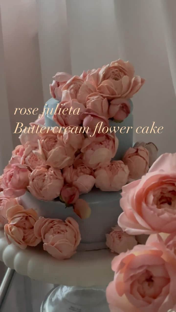 청담 수케이크 (atelier soo)のインスタグラム：「ㅡ rose julieta 사랑스러운꽃을만났다,내생일날에 축하해주신분들도너무감사합니다 🤍🤍🤍」
