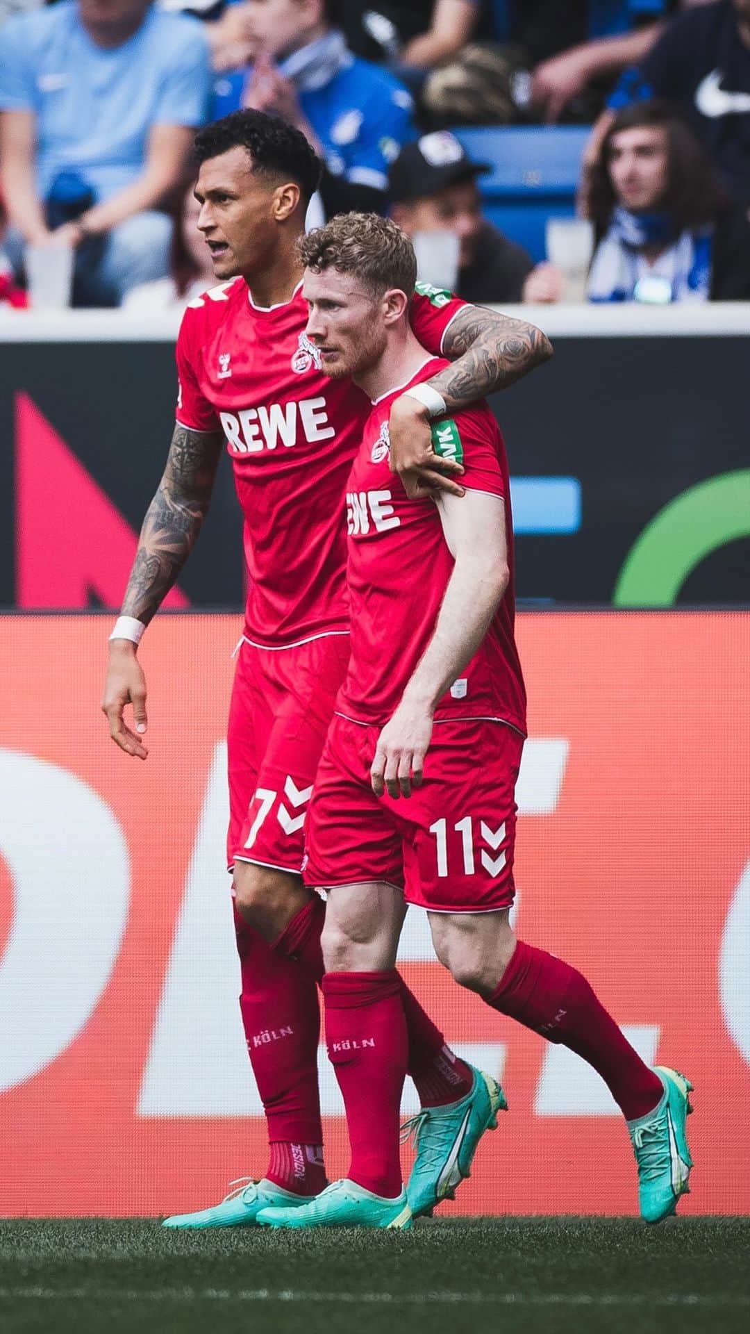のインスタグラム：「Wir haben uns sehr für dich gefreut, Davie! 🤩 Und btw: Die Flanke war auch ganz gut, @kainz.florian 😉  Das Play of the week wird präsentiert von @hummel_de  ___ #effzeh #selke」