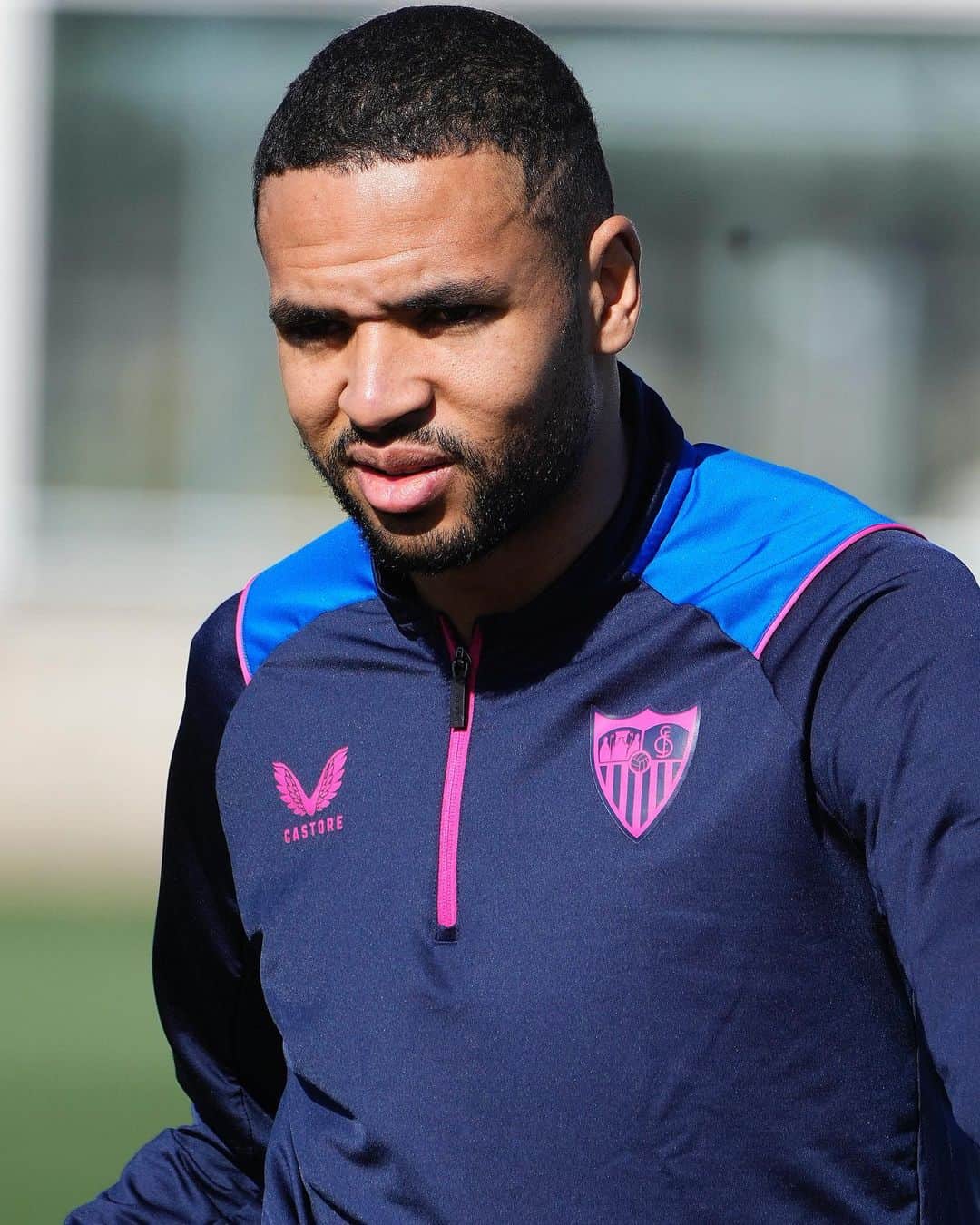 セビージャFCのインスタグラム：「🔙💪 ¡Vuelta al trabajo, equipo!  🎯 #AthleticSevillaFC  #WeareSevilla #NuncaTeRindas」