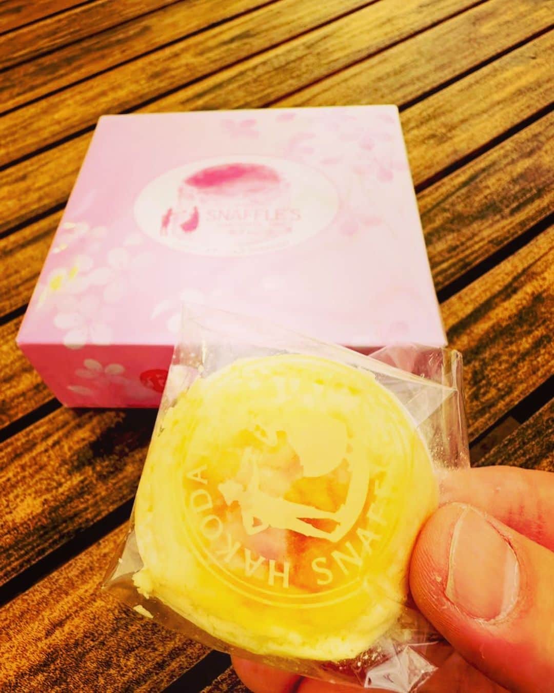 美川憲二さんのインスタグラム写真 - (美川憲二Instagram)「大北海道展よ〜😋😍🍴✨✨  東武百貨店池袋本店‼️  大北海道展にお邪魔しまりんこ‼️😋😃😄🍖🍗🥩🍣🍣🍣🦀🦀🐙🦑💡💡💡  スープカレーに引き続き🍛  デザート🍨は　函館の名店‼️  函館洋菓子　「スナッフルス」さんの  桜オムレットをいただきりんこ😋🍰💡💡💡✨✨✨✨✨✨  とろーり、ふんわりチーズケーキの  オムレットが　もう　最高に　旨、旨なのよ〜🥰🍰💕💕💕  やっぱ  北海道スイーツは　素晴らしい😀👍👍👍  大北海道展‼️  大北海道展‼️  それそれ〜😋😃😀⤴️⤴️ #大北海道展 #東武百貨店池袋店  #スナッフルス  #函館洋菓子スナッフルス  #チーズオムレット #かなり美味しい #北海道スイーツ大好き  #ルンルン気分 #美川憲一 #美川憲二 #ヒデコフランセスカ #オネェ系 #ものまね」4月25日 19時08分 - mikawakenji