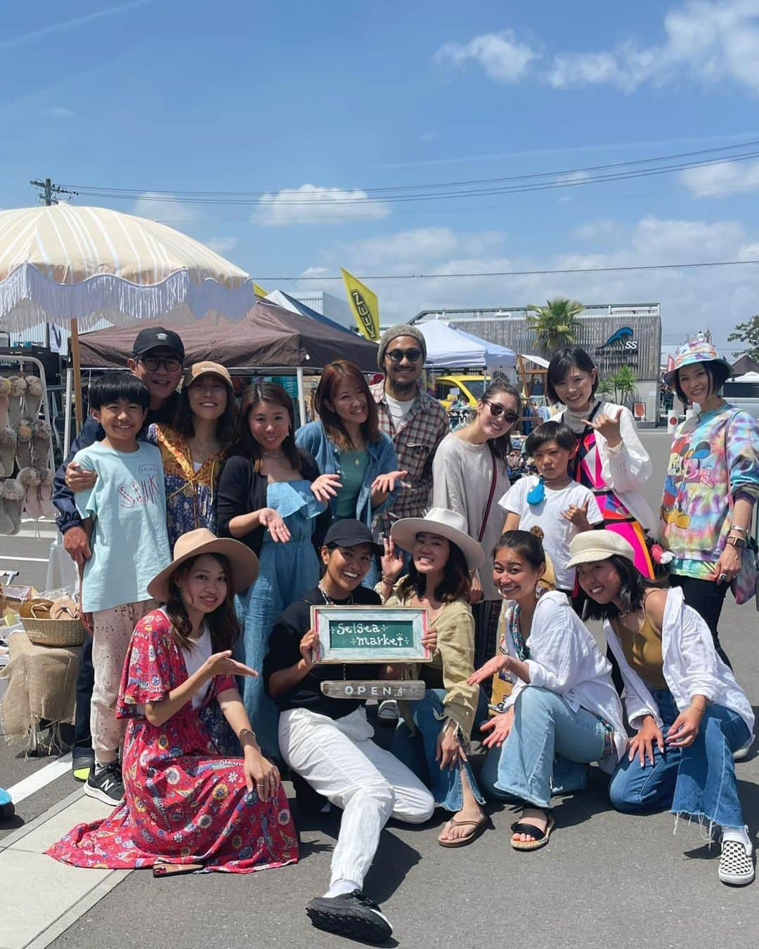 TOKYO SELSEA PROJECTのインスタグラム：「静波サーフスタジアムで行われた"パラサーフィンフェスタ2023" @parasurfing_jp  SELSEAでは土日の2daysで #SELSEAMARKET を開催してきました！🎪 今回は バリアフリーに楽しんで頂けるような場所で開催が出来たので 車椅子でも気軽に遊びに来て貰えて皆さんとたくさん交流が出来て嬉しかったです👩‍🦽💕 去年に続き、素敵なイベントに関われてありがとうございました。 遊びに来てくれた子供達と一緒に試合を観戦して、「あの人すごいね！」って感動したり。 パラサーファーたちの勇姿を見て 子供ながらに色々感じたと思います。  障がいがあってサーフィンをするのは 怖いしとても勇気がいると思います。 buddyと呼ばれる、プッシャー(沖でボードを押す人)・キャッチャー(手前でボードをキャッチする人)と3人でセットになって サーフィンをするのは 信頼関係があるからこそ出来ること。 みんなそれぞれのStyleでサーフィンをする姿は本当に格好良くて感動しました🥹 @nami_nications や 医療従事者の方々、ボランティアの方々などたくさんの方が関わって みんなで波に乗る楽しさを共有できる このイベントはお金には変えられない価値があると思います。 一人でも多くの方にパラサーフィンに興味を持って貰いたいです！！ 来年もぜひ開催されますように！！！🙏🏾🙏🏾🙏🏾 そしてぜひ この感動を生で味わってください🥹🙌🏾🏄🏾  出店者の皆さん、イベントを盛り上げてくれてありがとうございました😌✨  #パラサーフィンフェスタ #静波 #サーフスタジアム #セルシーマーケット #バリアフリー #パラサーフィン」