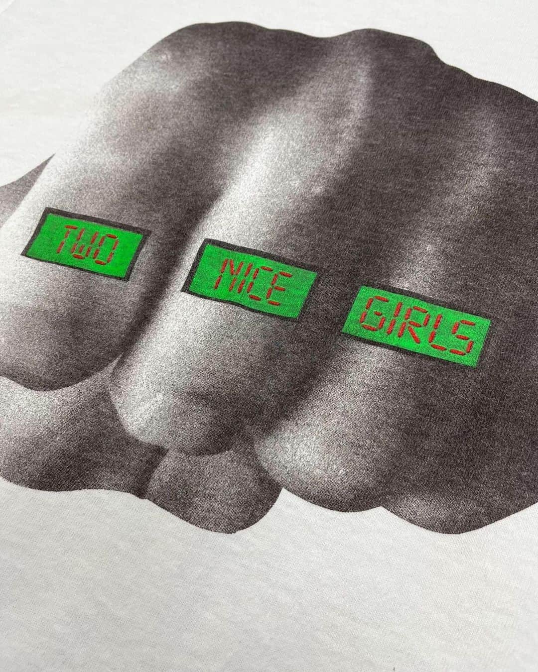ジャムルさんのインスタグラム写真 - (ジャムルInstagram)「1990's～ TWO NICE GIRLS ¥14500+tax(15950) . 1985年にテキサス州オースティンで結成されたバンド、TWO NICE GIRLS。  Velvet Undergroundの「Sweet Jane」のカヴァーがROUGH TRADEの耳に留まり 同レーベルから3枚のアルバムをリリースしたレズビアン・フォークロックバンドです。  90年代製、TWO NICE GIRLSのTシャツはかなり珍しいと思います！ レズビアン・バンドという当時の中傷に立ち向かう様な力強い拳のグラフィックも最高です。 .  WEB SHOPに入荷しております。 是非ご覧ください。 jammru.com  #お問い合わせはお電話で承ります #jammru#jammru_tee#vintagetshirt #vintagetee#vintagebandtee#2nicegirls #twonicegirls  #osaka  #fashion  #streetstyle  #streetfashion  #vtg  #vintage  #used  #usedclothing  #古着 #古着屋 #ファッション #70s #80s #90s」4月25日 19時09分 - jammru