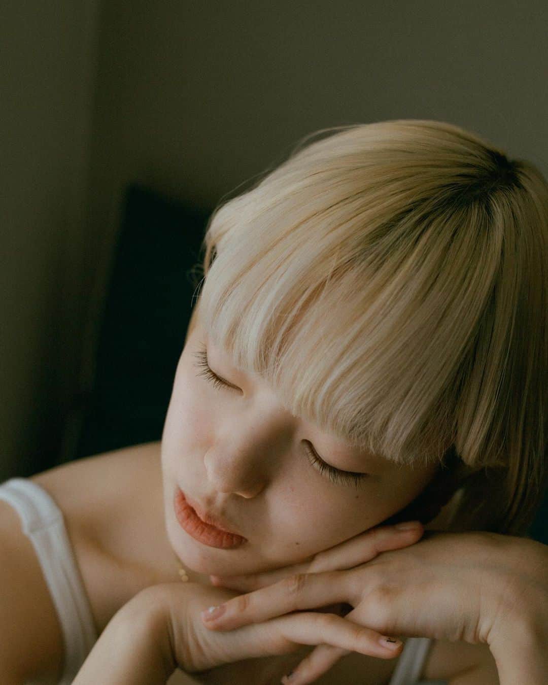 酒井貴弘のインスタグラム：「In a room / momo  model @nekura_ganbaro」