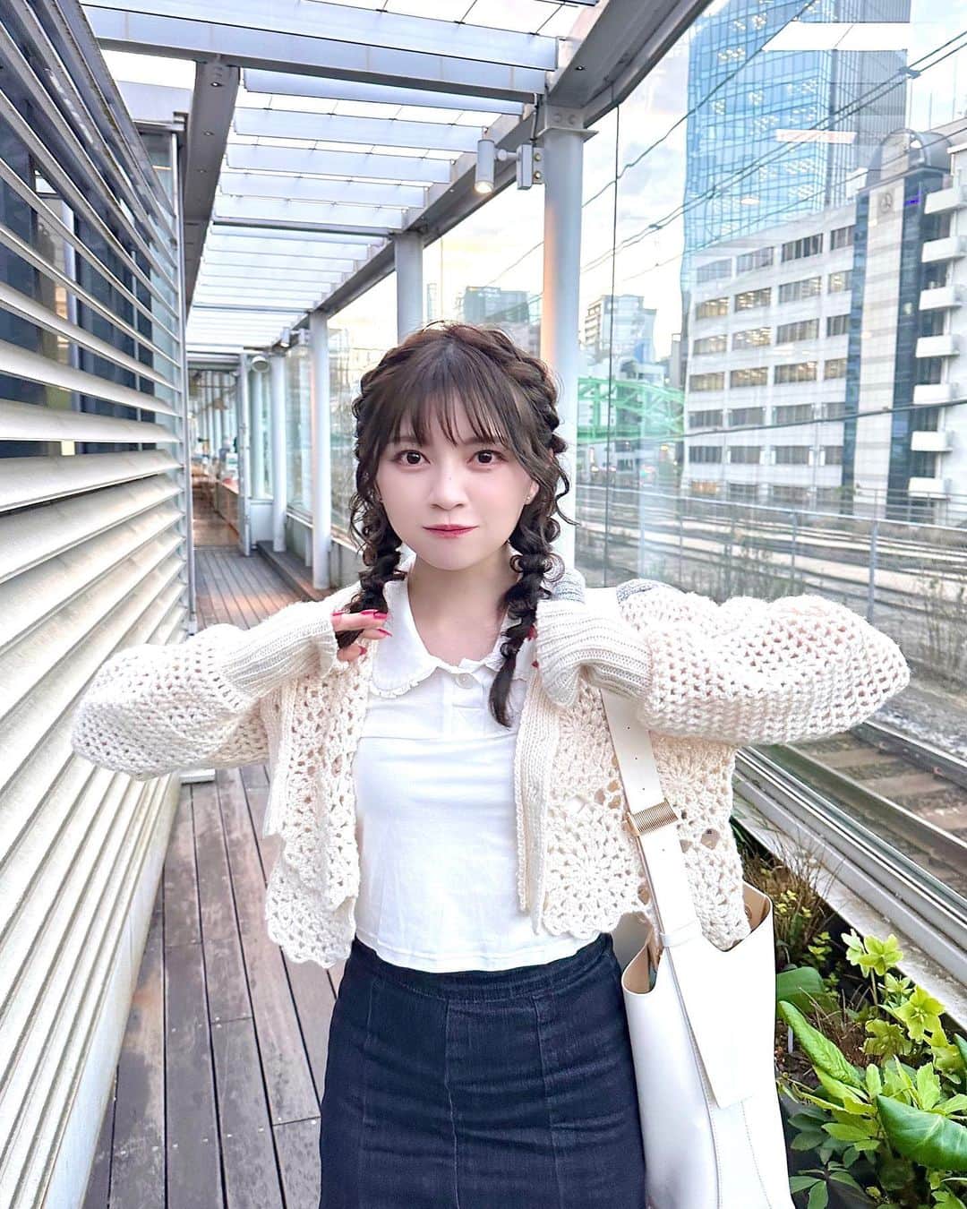廣川奈々聖のインスタグラム：「ちょっと前にお父さんと東京散歩🐕🌷 ⁡ ⁡  #旧万世橋駅 ってとこなんだけど すぐ隣を電車が通るの〜！🚃   ⁡ ⁡ お父さんが、電車通る瞬間を狙って 頑張って写真撮ってくれた❕🪄︎︎૮ ට ·̫ ට ა 笑 ⁡ ⁡  #旧万世橋 #東京散歩 #東京観光 #三つ編みアレンジ #ヘアセット #春コーデ #furfur #tokyograffiti」