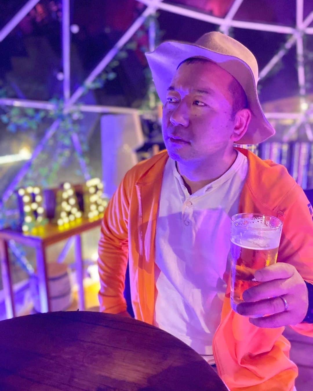 のインスタグラム：「新たなセクシー開拓中…🍹  今週29日(土)の『#西村キャンプ場』は、 広島県三原市＆竹原市をめぐる “ハラハラ”なキャンプ旅２日目！  キャンプ地となった 三原市のグランピング場で、 お酒をたしなむ西村さんの セクシーシーン🍹  皆さんからどんな反応が届くのか… すでに"ハラハラ"…  #バイきんぐ #バイきんぐ西村 #西村瑞樹 #セクシー西村 #セクシーシーン #グランピング #バー #広島 #三原」