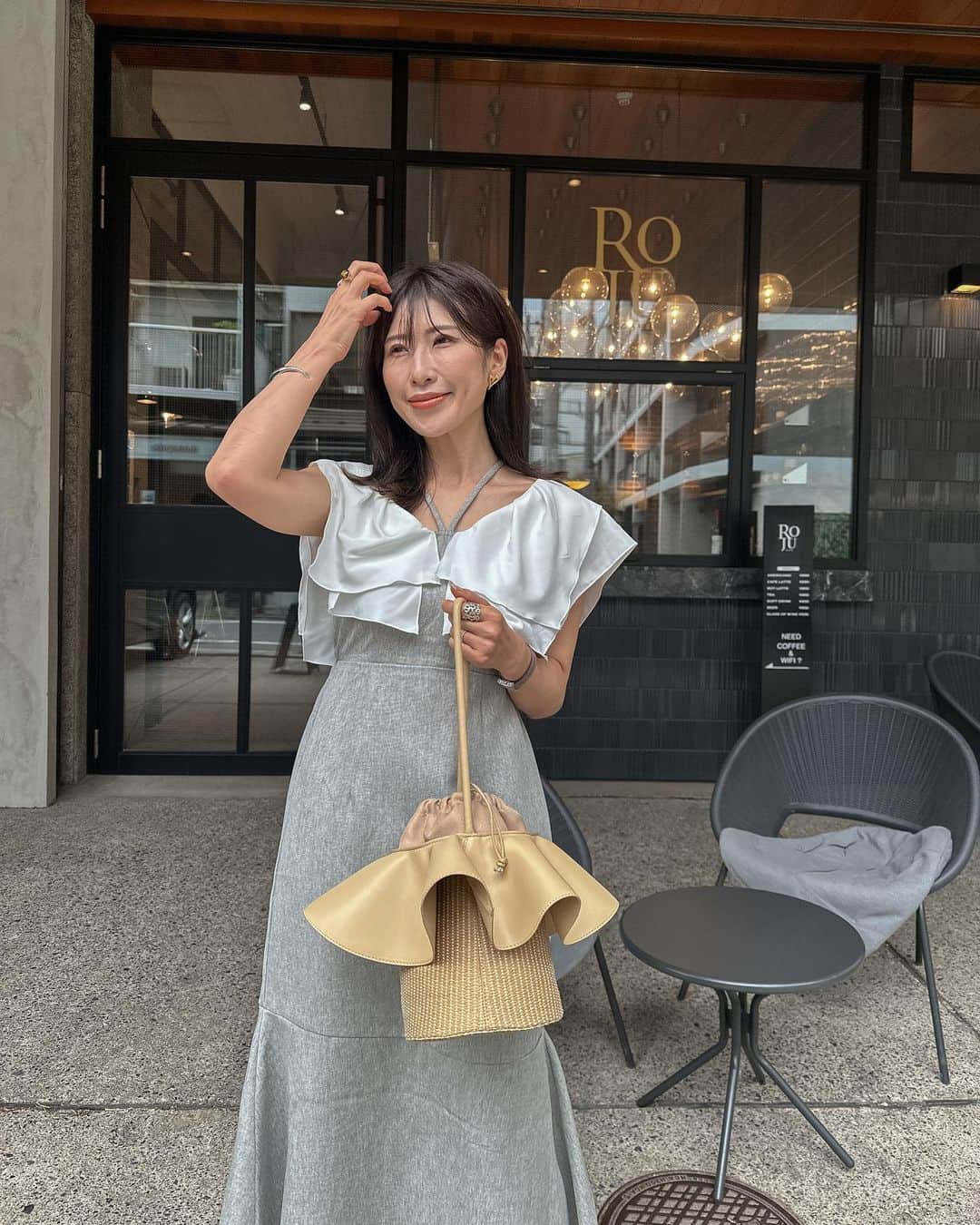 l.lily1013のインスタグラム：「今日は朝からダンス〜🎶  ダンスなんて久しぶりにやった😳 友達の結婚式の披露宴の余興以来よ🙄笑 ついてくの必死だったけど、いい汗かいて楽しかったー✨  @arsk729 @miho_ishiguro とランチして、 2人からオシャレ学んで、今日は実り多い1日だった！！  コーデは予約してた @grl_official のワンピが届いたから着てみた！！  ▶onepiece ラッフルカラーバックリボンマーメイドワンピース[tu600]  私がもってるsnidelにそっくりなのに激安で買えて、生地も高見えする✨ 襟部分はアイロン必須だけど、 安いからね！後ろ空いてて可愛い✨  バッグは @mirem_official  ベージュが使いやすくてコレにして良かった💓  #きれいめカジュアル #きれいめコーデ #grl購入品 #grlコーデ #グレイル購入品 #グレイルコーデ #骨格ウェーブ #骨格ウェーブコーデ #シンプルコーデ#デートコーデ#mirem #over30style #春夏コーデ#ワンピ#ワンピースコーデ #中目黒カフェ#locari」