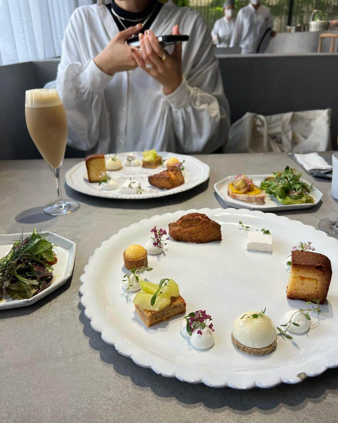 さんのインスタグラム写真 - (Instagram)「・ 大人な気持ちになる @patisserie.asakoiwayanagi 🎂  ちょっとを色々食べれるのも嬉しいし、店員さんも優しくて良い時間を過ごせた日🕊 バースデープレートも素敵に作ってくださいました♡  いつも美味しいお店お付き合いありがとう〜 @ikemomo_style 💕  #tokyocafe #asakoiwayanagi #東京カフェ #等々力カフェ」4月25日 19時13分 - natsukoakahani