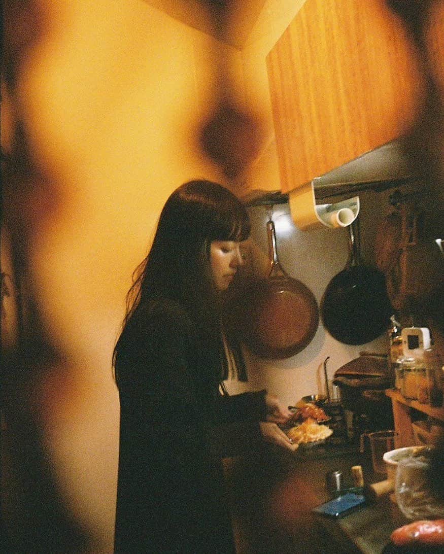 武居詩織のインスタグラム：「オフショットシリーズ  おうちにみんなが遊びに来て、キッチンでご飯の準備をしている姿を友達がフィルムカメラで撮ってくれていた。  私生活を撮られることはあまりないから新鮮な気持ち。  素敵な写真ありがとう𓈒 𓏸」