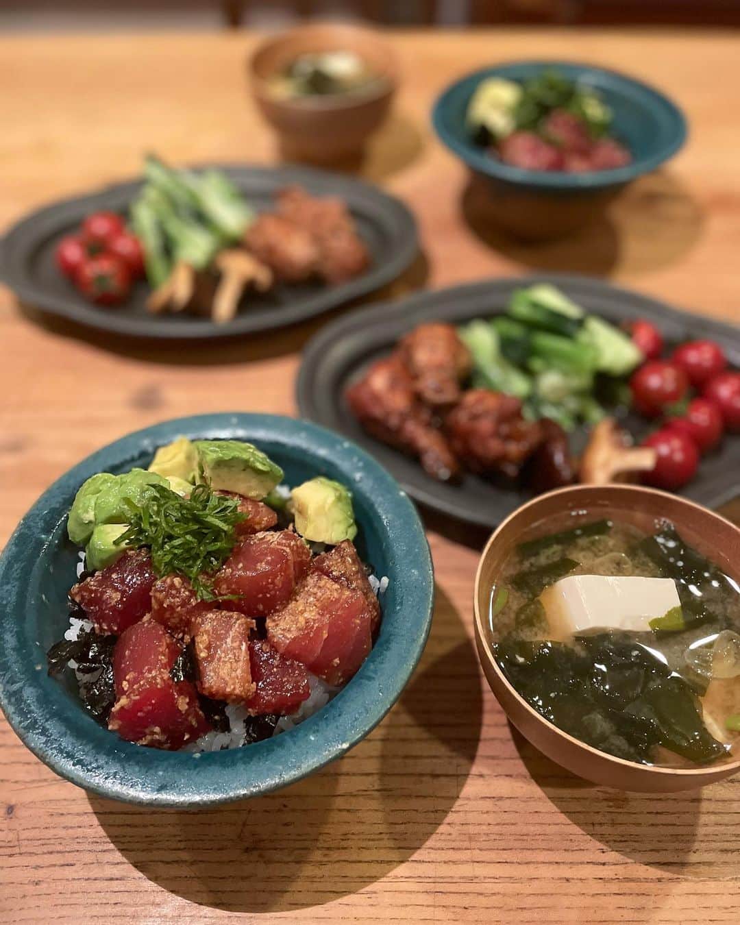 黄川田としえのインスタグラム：「\\まぐろとアボカドの胡麻漬け丼//  時間ない時に助かる丼！  年中試合がある子がいるから生ものはあまり食べてないのだけど、本当はお刺身が大好きな子。 アニサキスなどのリスクを考えて天然まぐろは冷凍を購入しぶつ切りに。（冷凍だとアニサキスは死滅するから安心）  お醤油、ごま油、わさび、すり胡麻に漬けておくと冷凍まぐろも美味しくなります。  アボカドにも醤油、ごま油、わさびを絡め、 ご飯（酢飯でも美味しい）に海苔をちぎって乗せ、青じそを。  盛り合わせのおかずとわかめお豆腐のお味噌汁で晩ごはん。 まぐろ丼の時、めちゃくちゃ喜んで食べてます😋  遠征先でもちゃんと食べてるかな？って思ってたら、すごいもりもりの朝ごはん画像送ってくれた😂 言わなくてもちゃんと食べてる、良かった。  #tottogohan  #晩ごはん#おうちごはん」