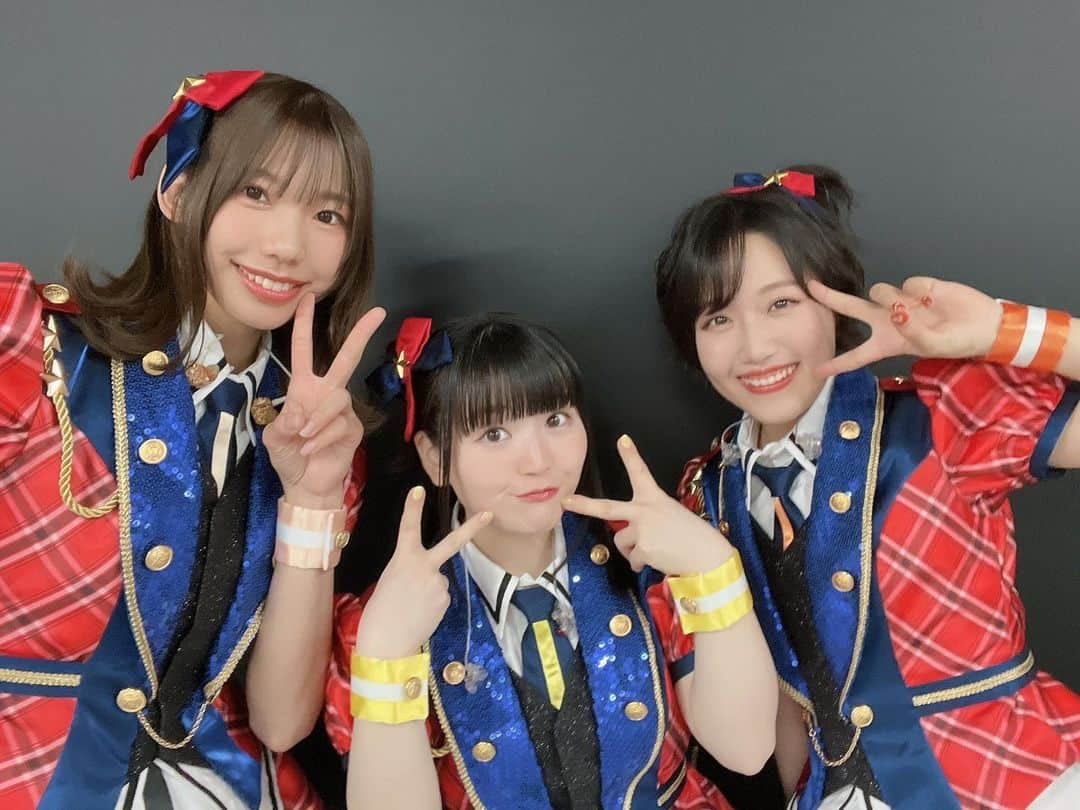 桐谷蝶々さんのインスタグラム写真 - (桐谷蝶々Instagram)「「THE IDOLM@STER MILLION LIVE! 10thLIVE TOUR H@PPY 4 YOU Act-1」DAY2思い出🎞  横向きの写真いっっぱい！！！！  マイペースユニット嬉しくていっぱい撮ったので見てください！😭👏  今回うまい具合にみんなと写真撮れてめっちゃ嬉しいー！！🥰🥰🥰🥳🥳🥳  今回のソロは、美也ちゃんの1曲目の楽曲『ハッピ〜エフェクト！』を歌いました。 こちらは、4thライブぶり2回目の歌唱でした。  美也ちゃんの好きなお散歩やサンドイッチ、お茶などのワードが入っていたり、タイトル通りハッピ〜で平和な楽曲になっています🦋  歌い終わった後、 たかみなちゃんに『ハッピ〜エフェクト！好き！』と言って貰えて嬉しかったです🌼  あべりかちゃんからは『蝶々ちゃんは肝がすわってる！』というお言葉をいただきました！私は肝がすわっているみたい！やったね☺️  演出のJUNGOさんには、『この曲は振り付けが印象的で、特に間奏のジャンプするところがバレエっぽいよね〜』と声をかけて頂いて…！🩰  ラップ前の間奏のダンスは元々違う振り付けだったのですが、4thのダンスの振り入れ時に私の希望で今の形になったので他の楽曲の振り付けには無いタイプの動きだから印象的なのかな？と思いました。  良かったらアーカイブを見てみて欲しいなと思うのですが、、ちょっとまだ私見てないのでその部分が引き絵とかで映ってなかったらすみません！  でわ！  #ミリオンライブ10周年  #imas_ml_10th  #ml_10th_act1_day2」4月25日 19時13分 - choucho_kiri