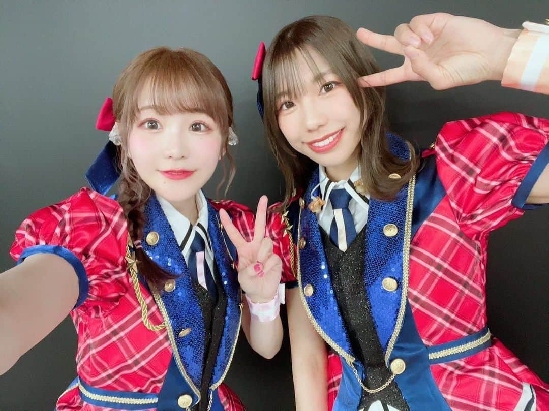 桐谷蝶々さんのインスタグラム写真 - (桐谷蝶々Instagram)「「THE IDOLM@STER MILLION LIVE! 10thLIVE TOUR H@PPY 4 YOU Act-1」DAY2思い出🎞  横向きの写真いっっぱい！！！！  マイペースユニット嬉しくていっぱい撮ったので見てください！😭👏  今回うまい具合にみんなと写真撮れてめっちゃ嬉しいー！！🥰🥰🥰🥳🥳🥳  今回のソロは、美也ちゃんの1曲目の楽曲『ハッピ〜エフェクト！』を歌いました。 こちらは、4thライブぶり2回目の歌唱でした。  美也ちゃんの好きなお散歩やサンドイッチ、お茶などのワードが入っていたり、タイトル通りハッピ〜で平和な楽曲になっています🦋  歌い終わった後、 たかみなちゃんに『ハッピ〜エフェクト！好き！』と言って貰えて嬉しかったです🌼  あべりかちゃんからは『蝶々ちゃんは肝がすわってる！』というお言葉をいただきました！私は肝がすわっているみたい！やったね☺️  演出のJUNGOさんには、『この曲は振り付けが印象的で、特に間奏のジャンプするところがバレエっぽいよね〜』と声をかけて頂いて…！🩰  ラップ前の間奏のダンスは元々違う振り付けだったのですが、4thのダンスの振り入れ時に私の希望で今の形になったので他の楽曲の振り付けには無いタイプの動きだから印象的なのかな？と思いました。  良かったらアーカイブを見てみて欲しいなと思うのですが、、ちょっとまだ私見てないのでその部分が引き絵とかで映ってなかったらすみません！  でわ！  #ミリオンライブ10周年  #imas_ml_10th  #ml_10th_act1_day2」4月25日 19時13分 - choucho_kiri