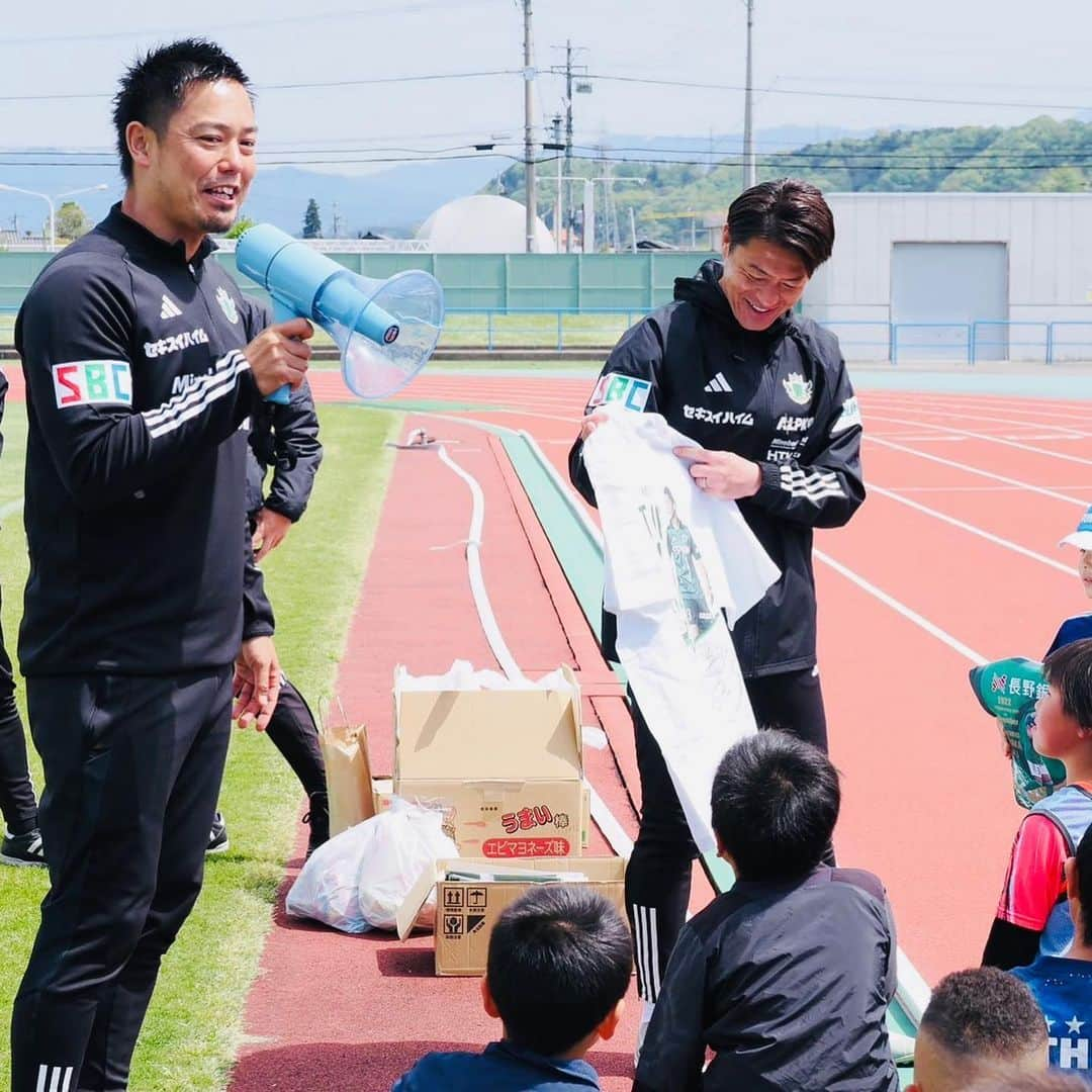 片山真人さんのインスタグラム写真 - (片山真人Instagram)「【ガチャスタグラム 仕事篇】  先週末は1日中、飯田市DAY⚽️ サッカーイベントを大開催🤩 めっちゃ盛り上がってめっちゃ焼けた日🥵笑  #松本山雅fc イベントIN飯田市👍 #飯田市 松尾陸上競技場🏟 #年1 開催のお祭り✨ #トップチーム の練習試合も実施⚽️ #南信 の山雅熱を見せつけてもらった日👍 #ファミリー 最高やん🤝 #協賛 企業の皆様ありがとうございます✨ #練習試合 はメインイベント⚽️  その他、朝一から地元の小学生を対象に、 #サッカー教室 を実施⚽️ #ob コーチそろい踏み✌️  #神田文之代表取締役社長 ✨ #小澤修一 取締役✨ #田中隼磨 EA✨ #飯田真輝 CB2✨ #鐡戸裕史 育成部長✨ #片山真人 #ガチャ CPT✨  みんないろんな立場やけど、サッカー好きやねん🤣⚽️  #松本山雅sc南信 のみんなも共闘👍 約120人もの子ども達も全力プレーありがと👍 楽しいサッカー教室の時間やった⤴️  その他、選手サイン会とか#喫茶山雅 キッチントレーラー販売とか飲食＆物販も実施😊  会場はかなりいい雰囲気やったなー❇️  あと、俺はサッカー教室MCとイベント全体のMCを担当させてもらった🎙😎  #マイク の電波との対決📡🔥 #声 はやはり最後枯れました🙅‍♂️ #キックインセレモニー も急遽担当⚽️ #成功 して良かった👍 #飯田市 佐藤市長様✨ #高森町 壬生町長様✨ ありがとうございます😊  マイクに拡声器に喋りっぱなしですんません📢🙃  #盛り上げ隊 業務遂行🔥 #ちいさなことからコツコツと 🔥 #積小為大 🔥  けど楽しい1日やった🤩⤴️  さあ今週はリーグ戦再開⚡️ #直接対決 ⚡️ #勝利 を持ち帰るで👍 #onesoul ☝️」4月25日 19時14分 - gachastagram.11