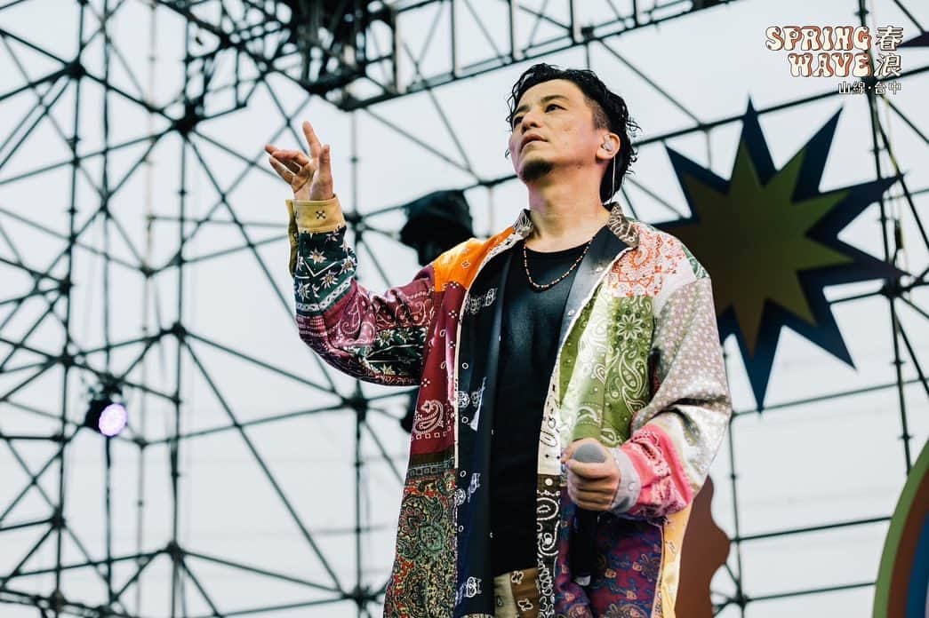 KREVAのインスタグラム：「4/23（日）に台湾で開催されたフェス「Spring  Wave」に参加して来ました！人が少なかったのは残念でしたが、バンドと一緒に来れたこと、また台湾の皆さんの優しさに触れられた事、NulbarichのJQも出演してくれたこと、そして何より日本からわざわざ応援にくれたファンの皆、全てに心から感謝します！ありがとう！またリベンジしに行きたいです。谢谢！台湾！  #kreva #kreband #JQ #springwave #Taiwan  P.S. 前日に文房具チェックしてきました！1番目立つところに筆ペンコーナーがあったのですが、全部日本製品でした！！！」