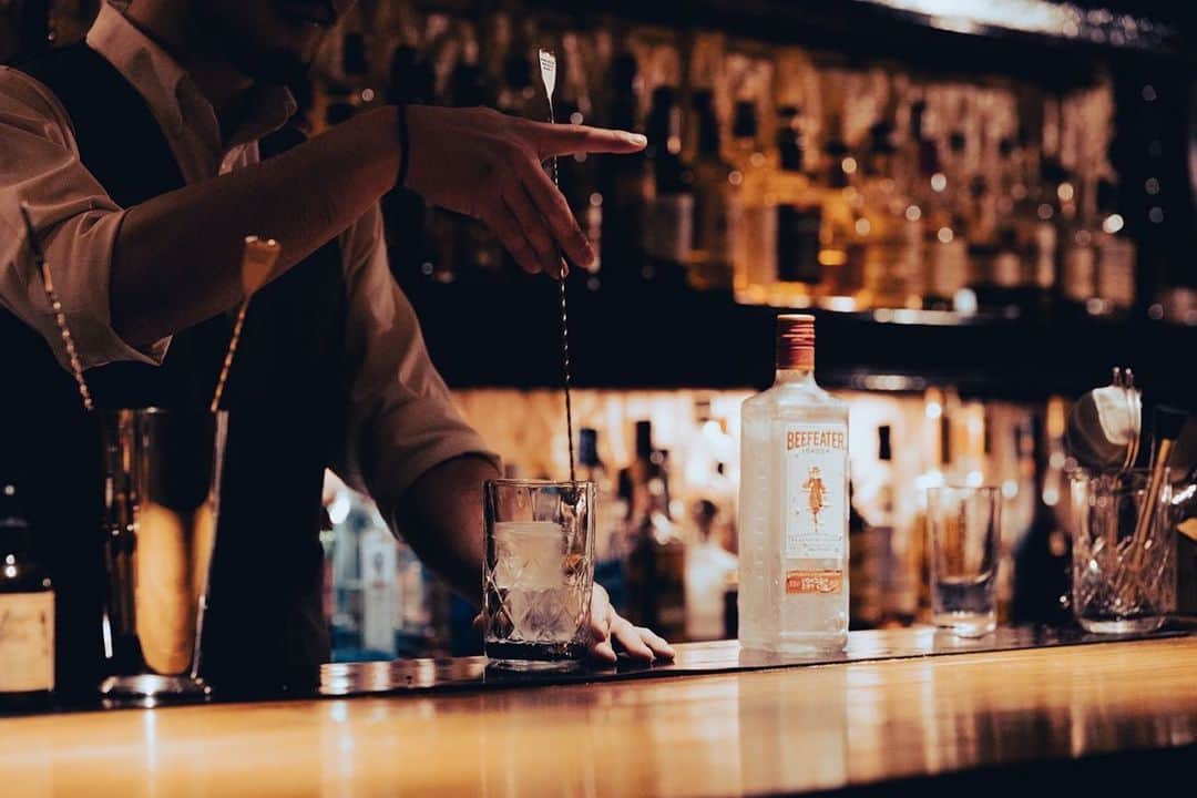 Bar足跡のインスタグラム：「SWEETS BAR 足跡  今までにない感動を貴方に ＊______  SWEETS BARグループの公式ラインができました！ 全店舗で使用していただけるお得なショップカードをご用意しております。  ハイライトや毎日のストーリーにリンクを貼っておりますので、是非友達追加して当店をお得にご利用ください！  ご予約はプロフィールのURLよりお願いいたします。  〜〜〜〜〜〜〜〜〜〜〜〜〜〜 【営業時間】 19:00〜LAST 不定休  【ASHIOTOcafe&lunchTime】 11:00〜16:00(L.O.15:00) 定休日 月 金 アカウントはこちら↓↓ @sweetsbar.ashioto_  〜〜〜〜〜〜〜〜〜〜〜〜〜〜  姉妹店 @sweetsbar.ashioto @sweetsbar.key」