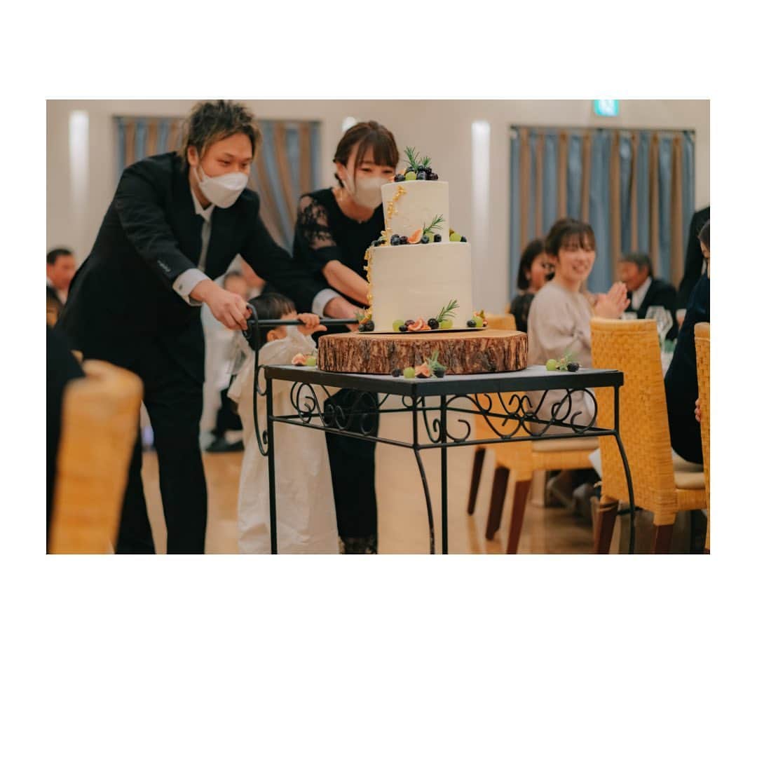結婚式場 ヴィラ・デ・マリアージュ宇都宮のインスタグラム：「.　 　　 ケーキの入場をゲストの方から🎂 　　 　　  #ウェディングケーキ #ウェディングケーキデザイン  #プロヴァンス⁡⁡ #フランス⁡⁡ #南フランスの街⁡⁡⁡ #ヴィラデマリアージュ⁡⁡⁡⁡⁡⁡⁡ #ヴィラデマリアージュ宇都宮⁡⁡⁡⁡⁡⁡⁡ #自然⁡ #ナチュラルウエディング⁡ #宇都宮結婚式⁡⁡⁡⁡ #那須結婚式⁡⁡⁡⁡⁡ #栃木結婚式⁡⁡⁡⁡⁡⁡⁡ #宇都宮結婚式場⁡⁡⁡⁡⁡⁡⁡ #那須結婚式場⁡⁡⁡⁡⁡ #栃木結婚式場⁡⁡⁡⁡⁡⁡⁡ #那須ウエディング⁡⁡⁡⁡⁡ #宇都宮ドレスショップ⁡⁡⁡⁡⁡⁡⁡ #ウェディングドレス  #栃木ドレスショップ⁡⁡⁡⁡⁡⁡ #ヴィラ花嫁⁡⁡⁡⁡⁡⁡⁡ #宇都宮花嫁⁡⁡⁡⁡⁡⁡⁡ #栃木花嫁⁡⁡ #宇都宮レストラン⁡ #栃木レストラン⁡ #宇都宮カフェ⁡ #栃木カフェ」