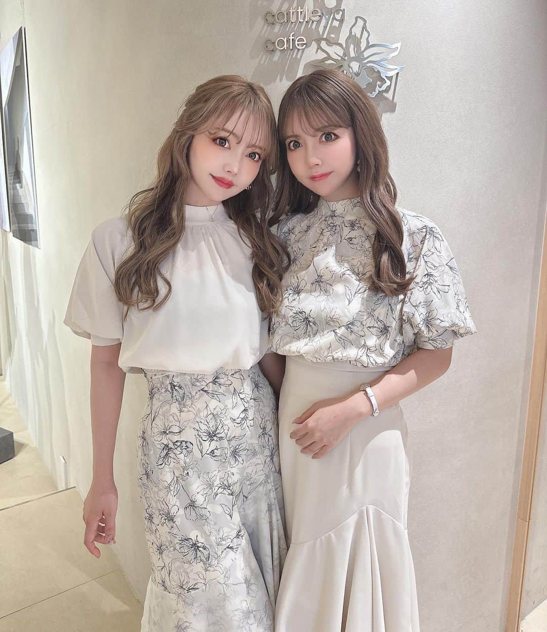 吉川ちえのインスタグラム：「【‎🤍‎🤍‎🤍‎🤍‎🤍‎🤍‎🤍】 . 先日ちかさんと一緒に ✅( @lipservice_official )の 展示会に行ってきました😊❤️ 可愛い夏服多くて沢山オーダーしたよ🫶✨ 相変わらずツボなデザイン多い💕 . ちかさんとリンクコーデしました😙 . #LIPSERVICE #リップサービス #リンクコーデ #双子コーデ」