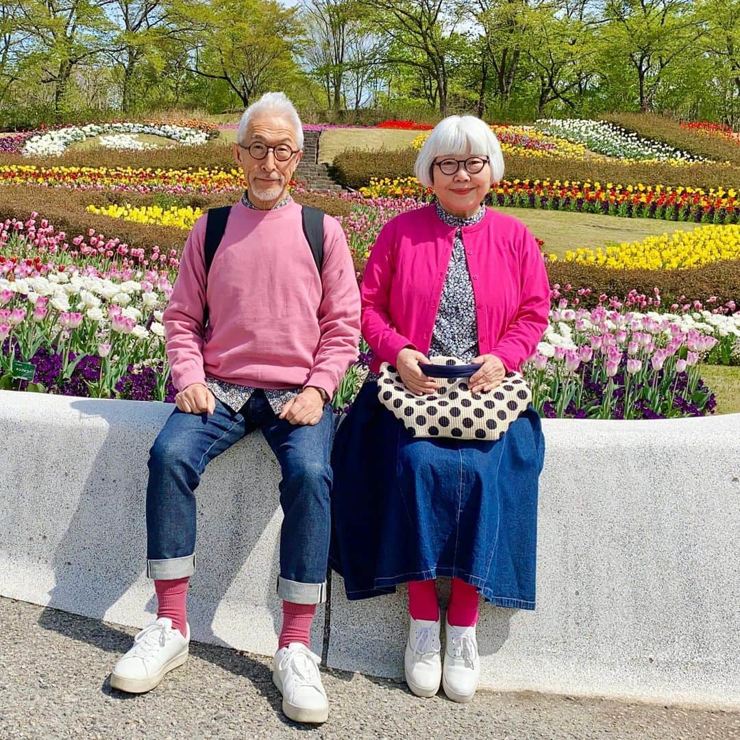 bon ponさんのインスタグラム写真 - (bon ponInstagram)「桜の季節が過ぎて、チューリップと菜の花が見頃を迎えたみちのく杜の湖畔公園へ出かけてきました🌷🌷🌷🌼🌼🌼  「彩のひろば」には、色とりどりのチューリップが咲き誇っていました。形や色も様々で、珍しい八重のチューリップもありました。 パンジーや芝桜との共演も見事で、目を楽しませてくれました😍😍 遠くに見える残雪の蔵王連峰がとても美しかったです🏔️  チューリップを愛でたあとは、広い園内を歩いて「だんだん畑」へ。 秋には真っ赤なコキアが楽しめる畑が、今は満開の菜の花で埋め尽くされて、黄色い絨毯が広がっていました💛😍😍  芽吹いたばかりの新緑が瑞々しく、まさに百花繚乱のこの季節が大好きです🌸🌼🌷🪻🌿 ＊ ピンクとデニムのコーデ🩷💙 bon ・スウェット(楽天) ・シャツ(Sunny Clouds × bonpon) ・ジーンズ(UNIQLO) pon ・カーディガン(UNIQLO) ・ブラウス(UNIQLO) ・デニムスカート(楽天) ・トートバッグ(FABRICO) ponのピンクのカーディガンに合わせて、楽天でbonにピンクのスウェットを買いました。 ＊ ＊ #みちのく杜の湖畔公園 #みちのく湖畔公園 #夫婦 #60代 #ファッション #コーディネート #リンクコーデ #夫婦コーデ #グレイヘア #白髪 #共白髪 #couple #over60 #fashion #coordinate #instagramjapan #greyhair #grayhair #bonpon #bonpon511」4月25日 19時28分 - bonpon511