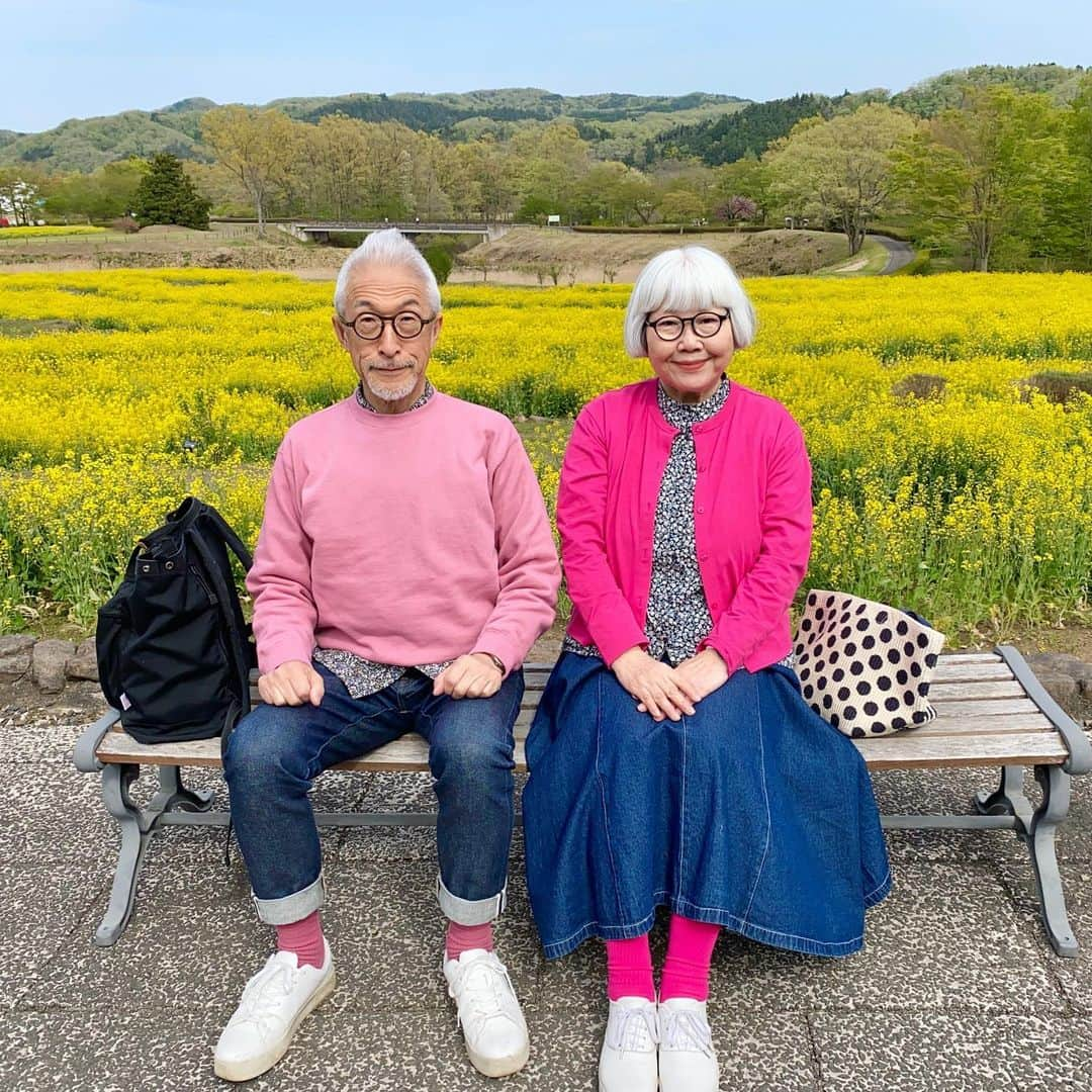 bon ponさんのインスタグラム写真 - (bon ponInstagram)「桜の季節が過ぎて、チューリップと菜の花が見頃を迎えたみちのく杜の湖畔公園へ出かけてきました🌷🌷🌷🌼🌼🌼  「彩のひろば」には、色とりどりのチューリップが咲き誇っていました。形や色も様々で、珍しい八重のチューリップもありました。 パンジーや芝桜との共演も見事で、目を楽しませてくれました😍😍 遠くに見える残雪の蔵王連峰がとても美しかったです🏔️  チューリップを愛でたあとは、広い園内を歩いて「だんだん畑」へ。 秋には真っ赤なコキアが楽しめる畑が、今は満開の菜の花で埋め尽くされて、黄色い絨毯が広がっていました💛😍😍  芽吹いたばかりの新緑が瑞々しく、まさに百花繚乱のこの季節が大好きです🌸🌼🌷🪻🌿 ＊ ピンクとデニムのコーデ🩷💙 bon ・スウェット(楽天) ・シャツ(Sunny Clouds × bonpon) ・ジーンズ(UNIQLO) pon ・カーディガン(UNIQLO) ・ブラウス(UNIQLO) ・デニムスカート(楽天) ・トートバッグ(FABRICO) ponのピンクのカーディガンに合わせて、楽天でbonにピンクのスウェットを買いました。 ＊ ＊ #みちのく杜の湖畔公園 #みちのく湖畔公園 #夫婦 #60代 #ファッション #コーディネート #リンクコーデ #夫婦コーデ #グレイヘア #白髪 #共白髪 #couple #over60 #fashion #coordinate #instagramjapan #greyhair #grayhair #bonpon #bonpon511」4月25日 19時28分 - bonpon511