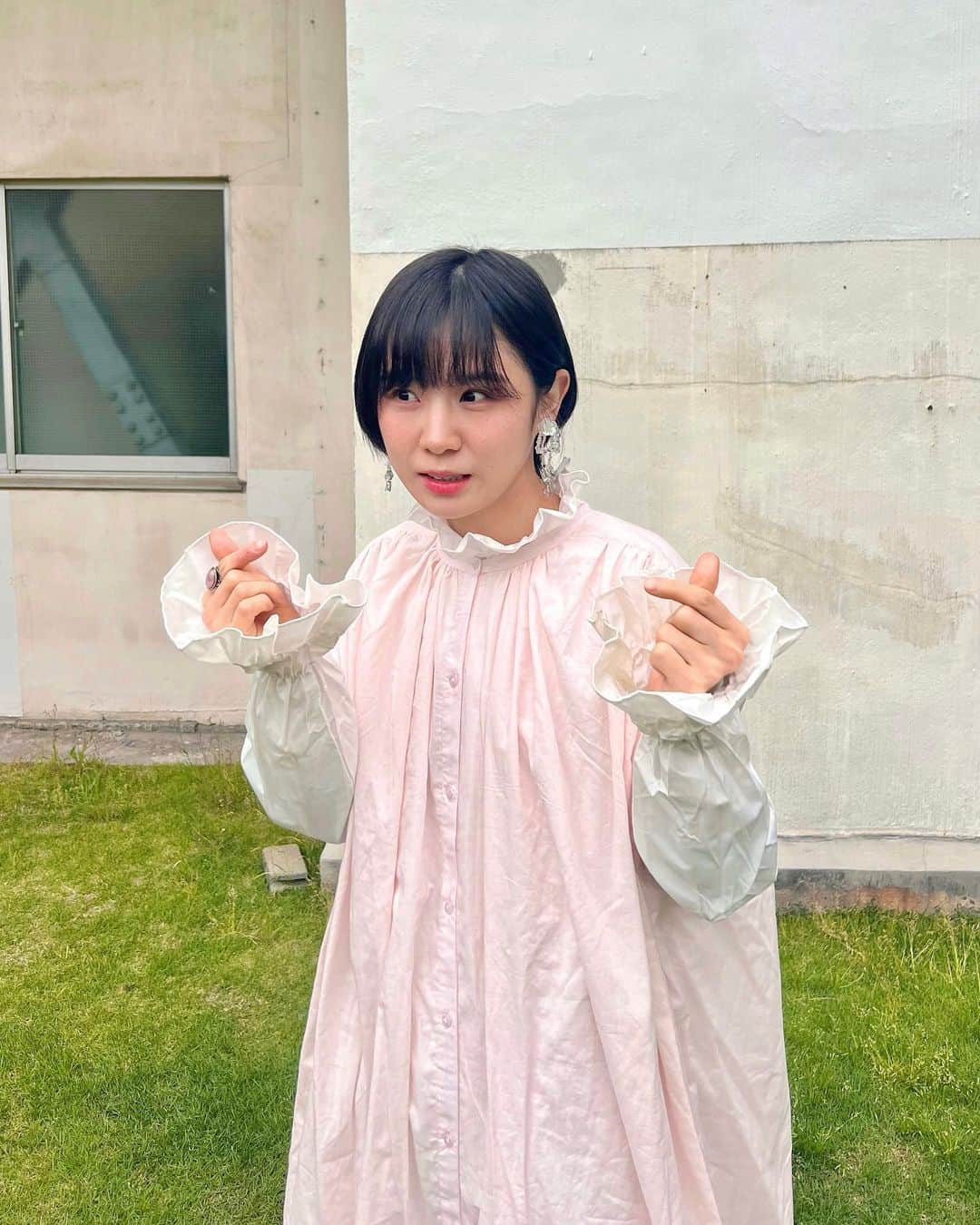 光永のインスタグラム：「ワンピースレイヤード👗👗 このベビーピンクかわいい🏄‍♀️あと顔色に合ってる気がする🙃 夏に一枚で着るんも楽しみやなぁぁ あと靴👠も可愛過ぎるからみてえええ。配色もレース加減も良き🩵🩷 ㅤㅤㅤㅤㅤㅤㅤㅤㅤㅤㅤㅤ ピンクワンピース：#libracue 白ワンピース：libracue デニム：#古着 ソックス：#hoisum  シューズ：#merryjenny イヤリング：#chouchoumarina  アウター：#clane ㅤㅤㅤㅤㅤㅤㅤㅤㅤㅤㅤㅤ #春コーデ #マキシ丈ワンピース #シャツワンピース #レイヤードコーデ」