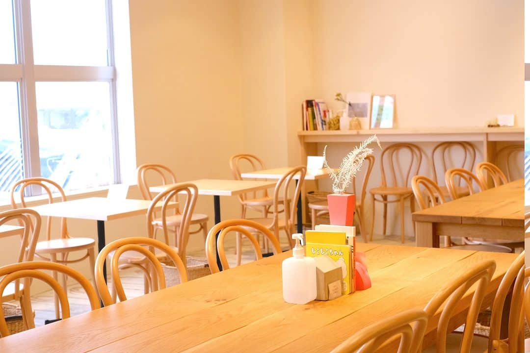 poroco（ポロコ）さんのインスタグラム写真 - (poroco（ポロコ）Instagram)「✨札幌カフェWEB連載✨  札幌のカフェ好きライター @wakacotocoto が 訪れたカフェについて語るこの連載。  第53回目は、「喫茶ひしがた」さん @kissa_hishigata   ダイヤ書房内にあるセレクトショップ「ヒシガタ文庫」。 例えば、おしゃれな器やお弁当箱のすぐ横に レシピ本が置いてあったりと、 そのセレクトのセンスが楽しい😊✨  昨年9月には、その一角に「喫茶ひしがた」がオープンし、 ゆっくりとコーヒーやスイーツ、 軽食も味わえるようになりました❗️  いろんな楽しみ方のできて、 ついつい長居してしまう一軒です。  WEB記事はハイライトでもリンクしています♪  #poroco #ポロコ #札幌カフェ #札幌パフェ #カフェ好き #カフェ #cafe #sapporocafe #スイーツ #instafood #sapporo #札幌」4月25日 19時23分 - poroco_magazine