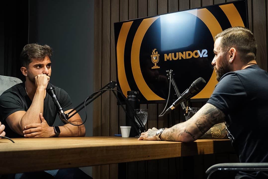 のインスタグラム：「Ontem tive o prazer de participar do #podcast @mundo_v2  juntamente com meus amigos @viniciusvieira  @v2mm @reibergfilms」