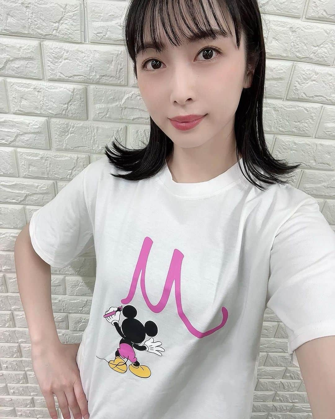 須藤茉麻のインスタグラム：「M-line club × Hello! Project 25thAnniversaryと ディズニー創立100周年を記念して作られた オリジナルTシャツを販売中！  「M-line club」の「M」を書いている ミッキーの姿が激かわ🩷 茉麻の「M」でもあるのでとても嬉しい😚💙  Blackもありますので是非！」