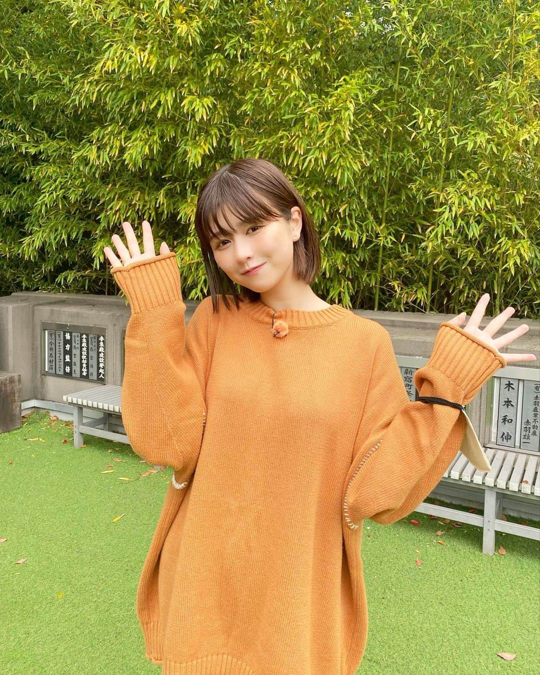 のインスタグラム：「. 熱海ロケのオフショット✨  楽しかったな〜♪  ロケ衣装🌿  ニット @lowrysfarm_official   ジーンズ @sly_official   スニーカー @nike   #王様のブランチ #tbs」